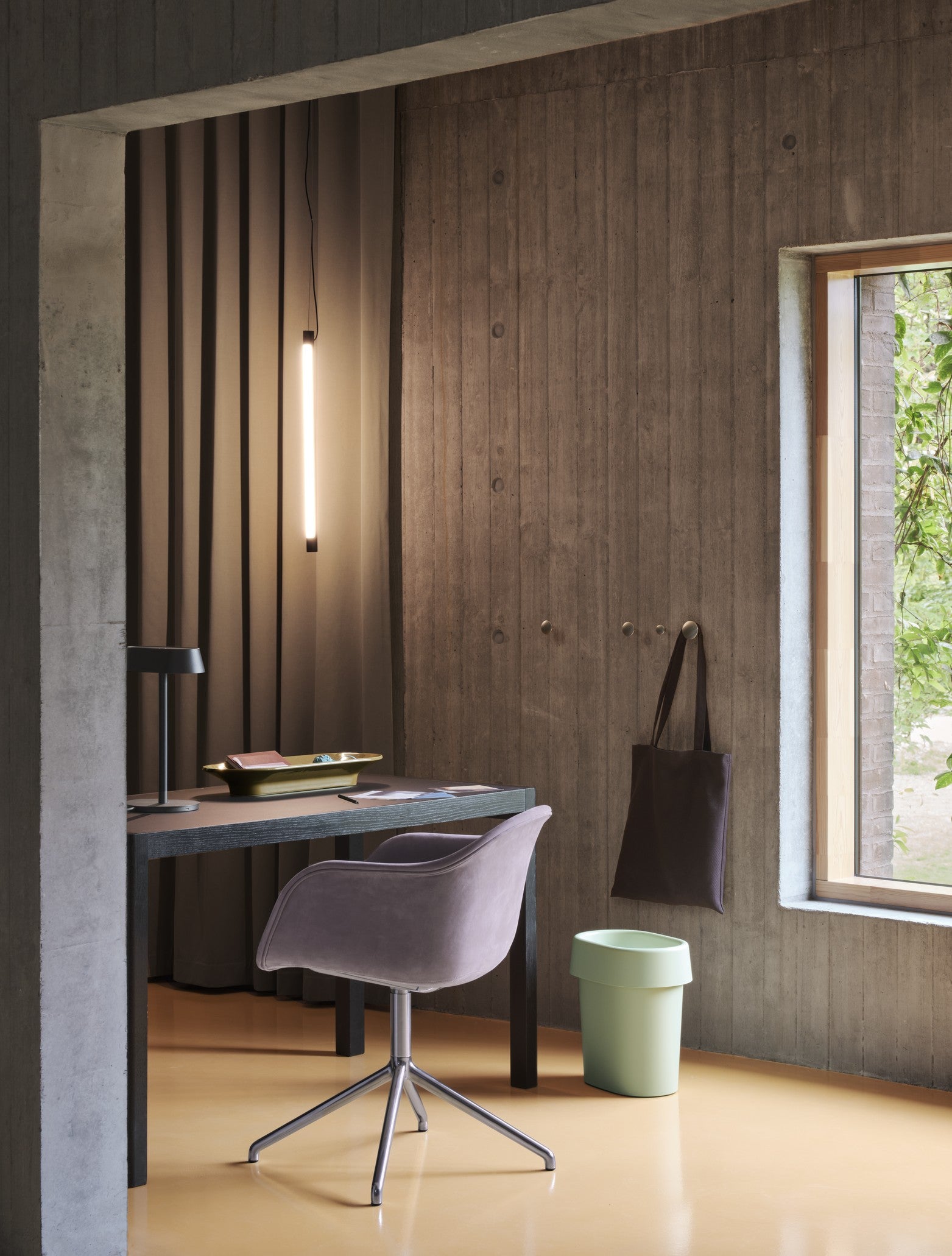 Stół WORKSHOP czarne linoleum z czarną dębową podstawą
