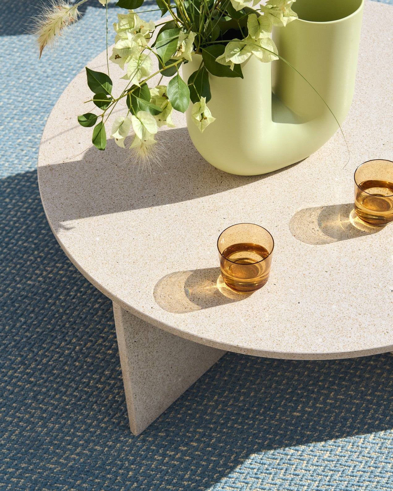 Couchtisch für den Außenbereich HALVES gebrochenes weißes Terrazzo