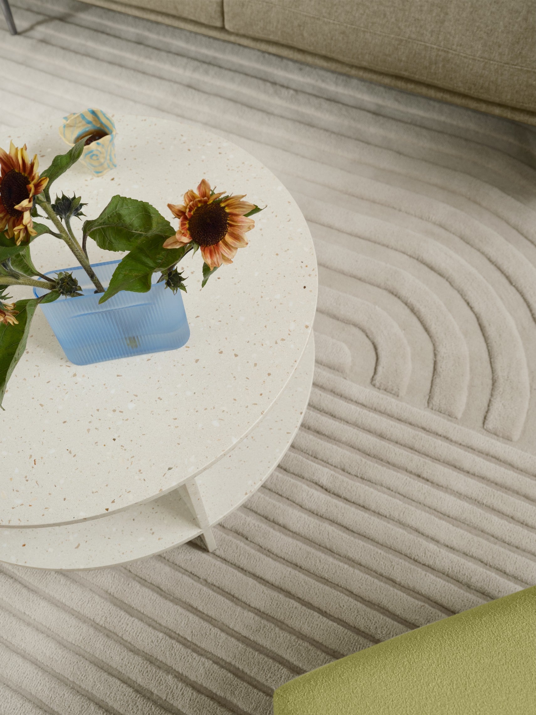 Couchtisch für den Außenbereich HALVES gebrochenes weißes Terrazzo