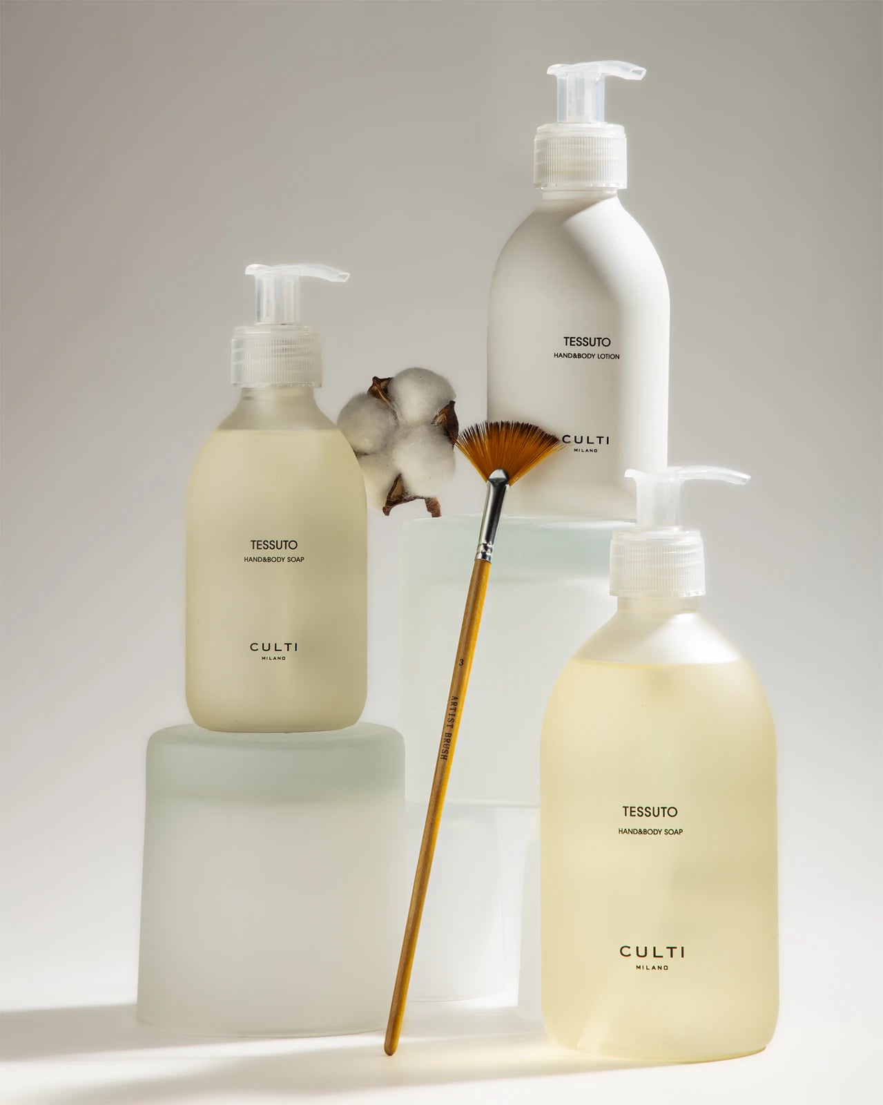 Hand and body soap TESSUTO with notes of bergamot, blackcurrant leaves, cotton flowers, jasmine, and white musk.
