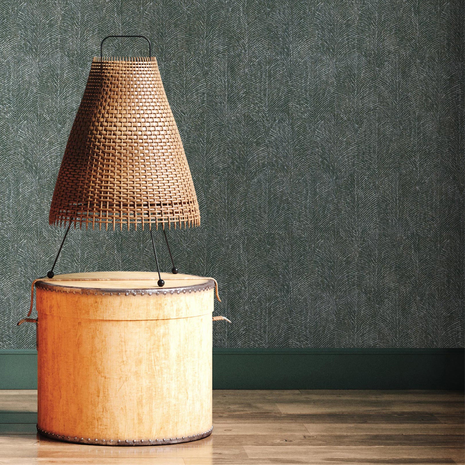 Structural wallpaper with a plant motif of ISABELLINE leaves - VERT IMPERIAL green