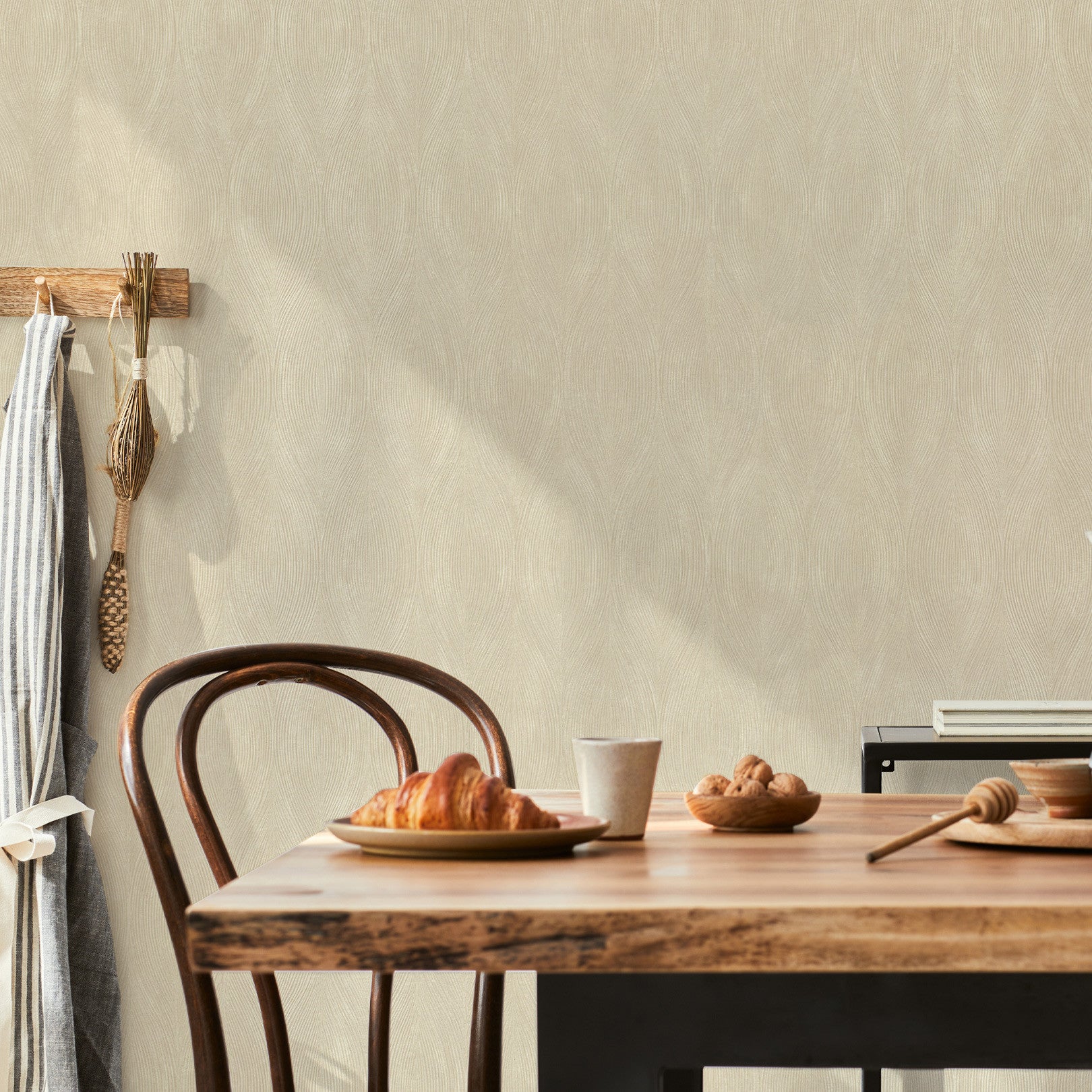 Strukturierte metallische Tapete mit abstraktem Muster KERAMOS - IVOIRE/NACRE Elfenbein