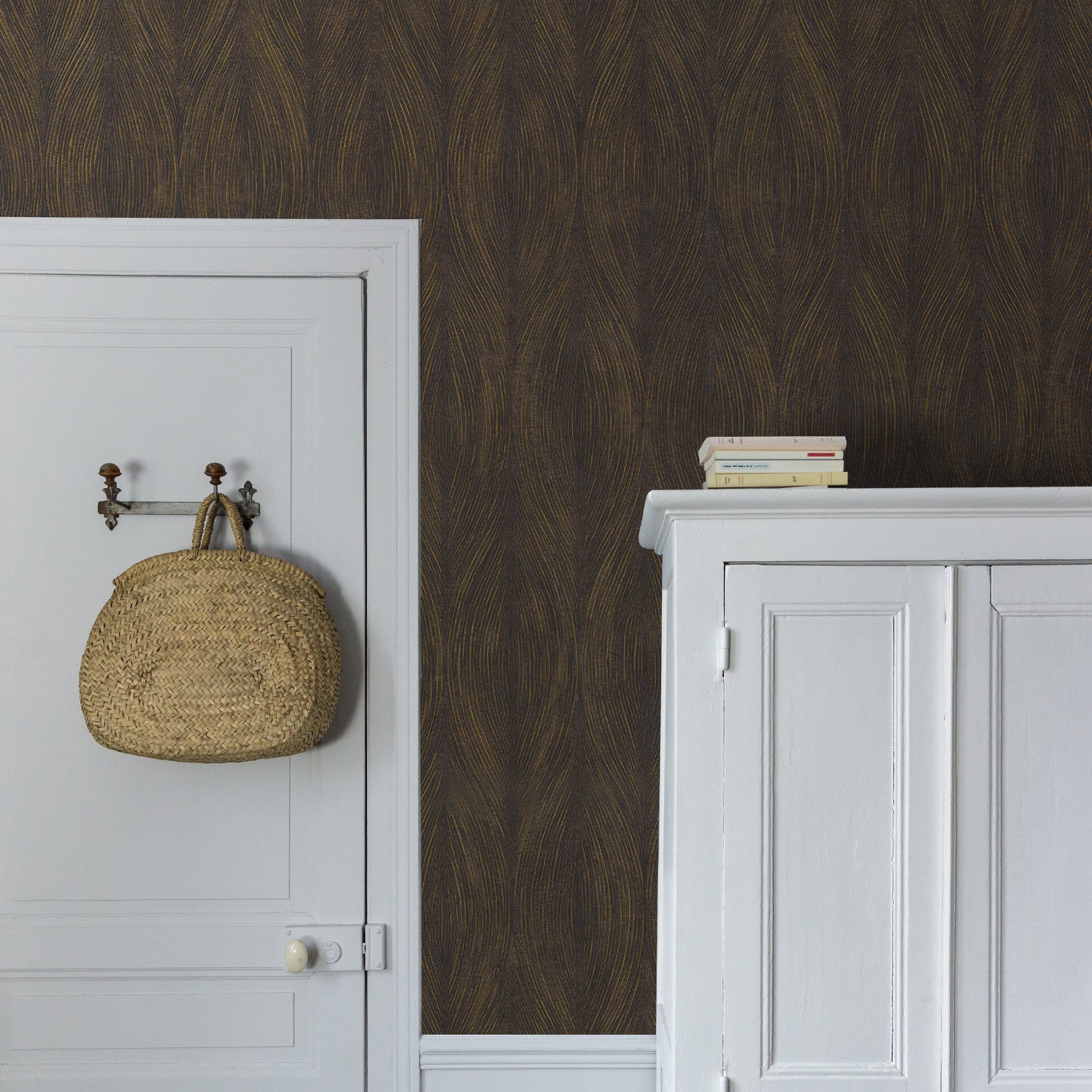 Strukturierte metallische Tapete mit abstraktem Muster KERAMOS - ÉBÈNE/DORÉ dunkelbraun