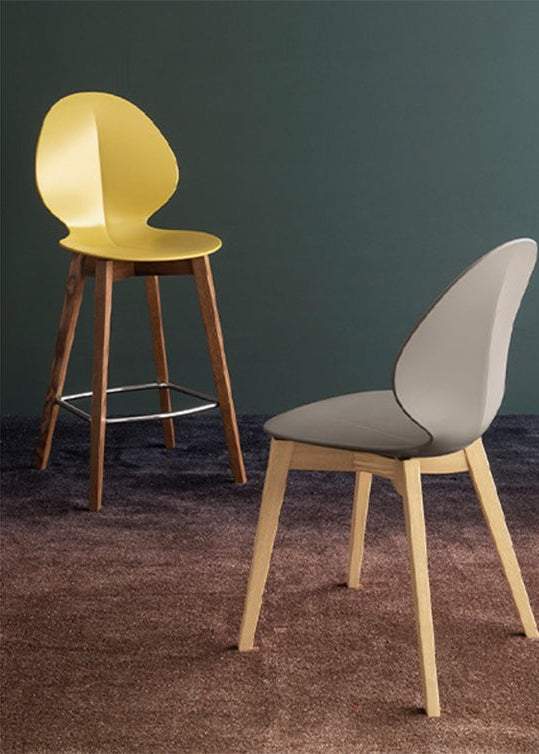 Barhocker BASIL mit grauem Sitz und dunklem Holzgestell