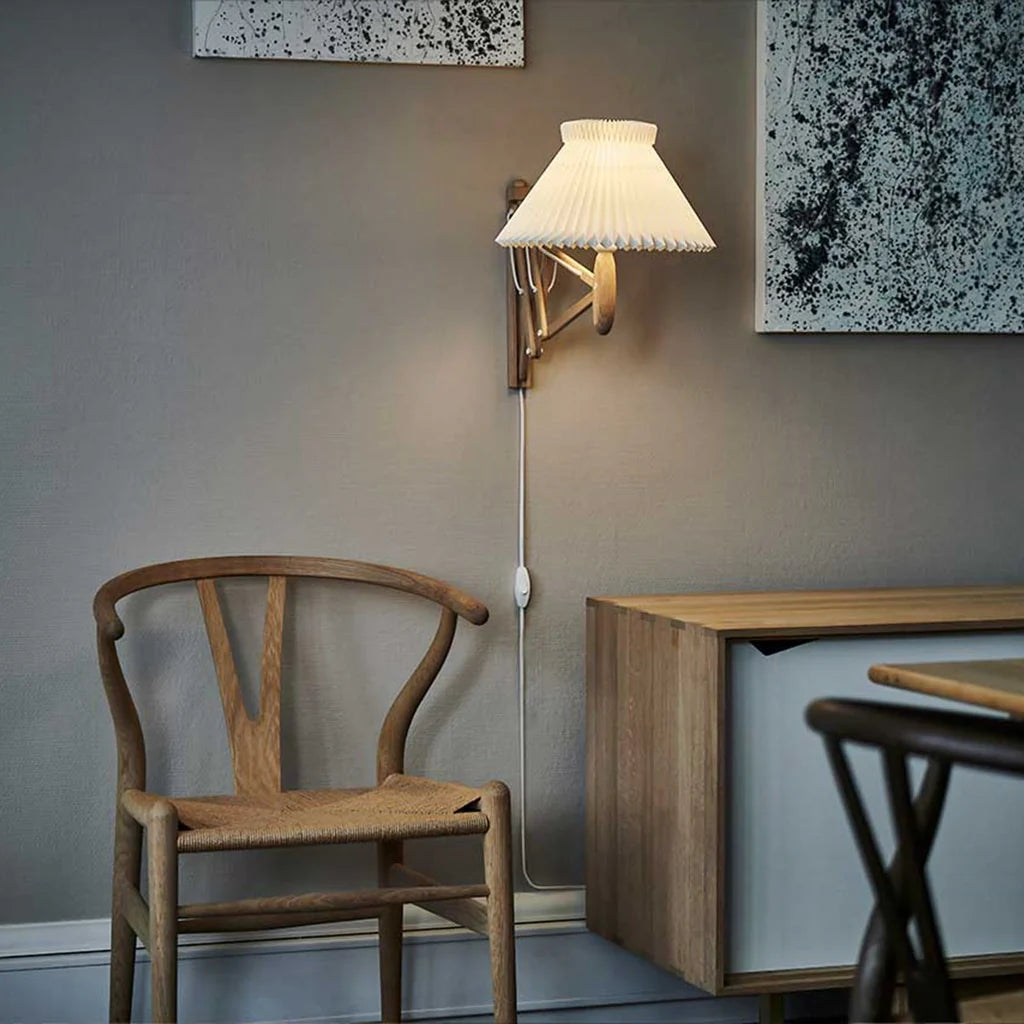 Lampa ścienna MODEL 224 1/17 SAX biały z ciemną dębową podstawą