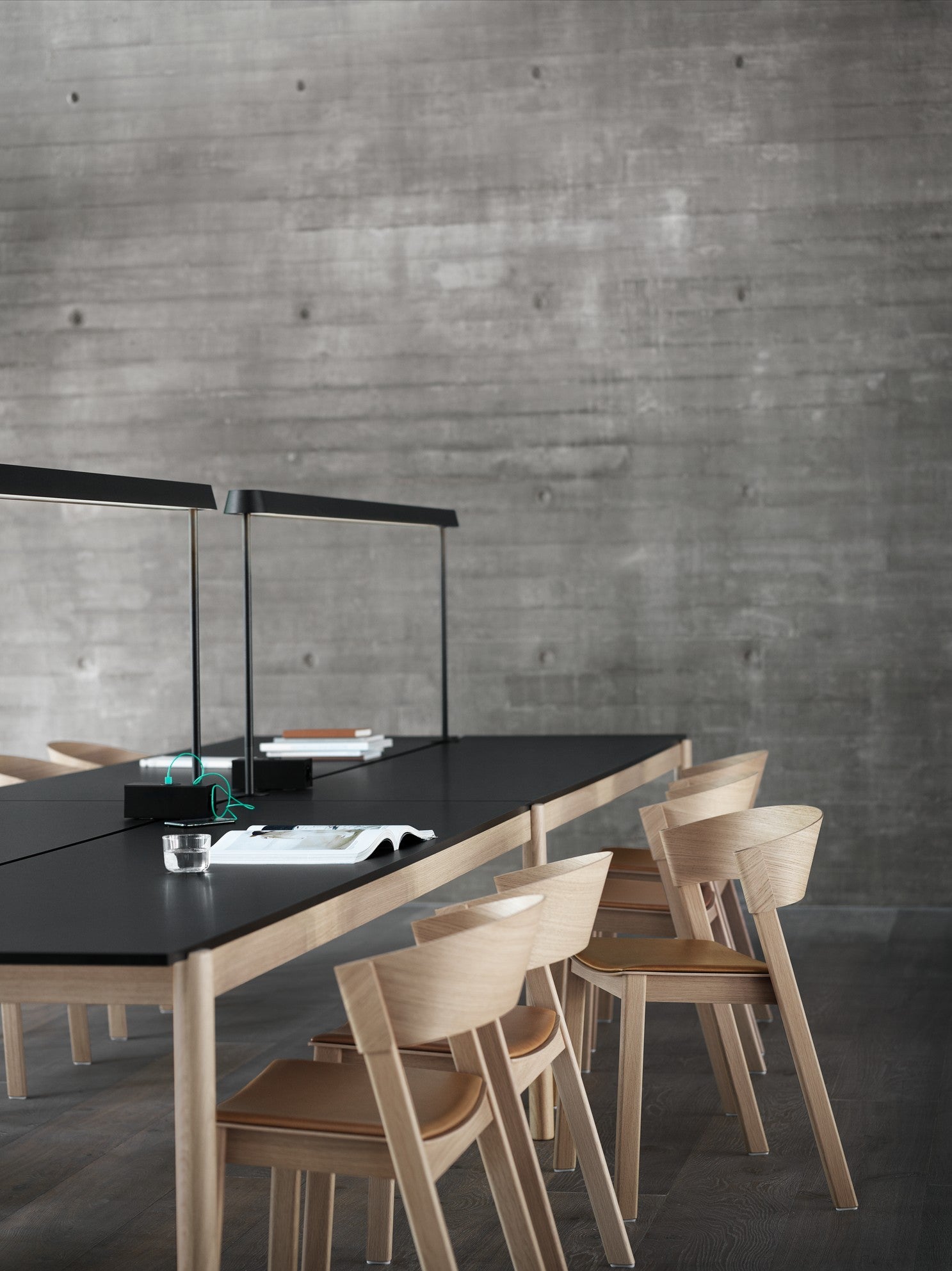 Bürotisch LINEAR SYSTEM - KONFIGURATION 2 in schwarzem Nanolaminat mit Eichenbasis