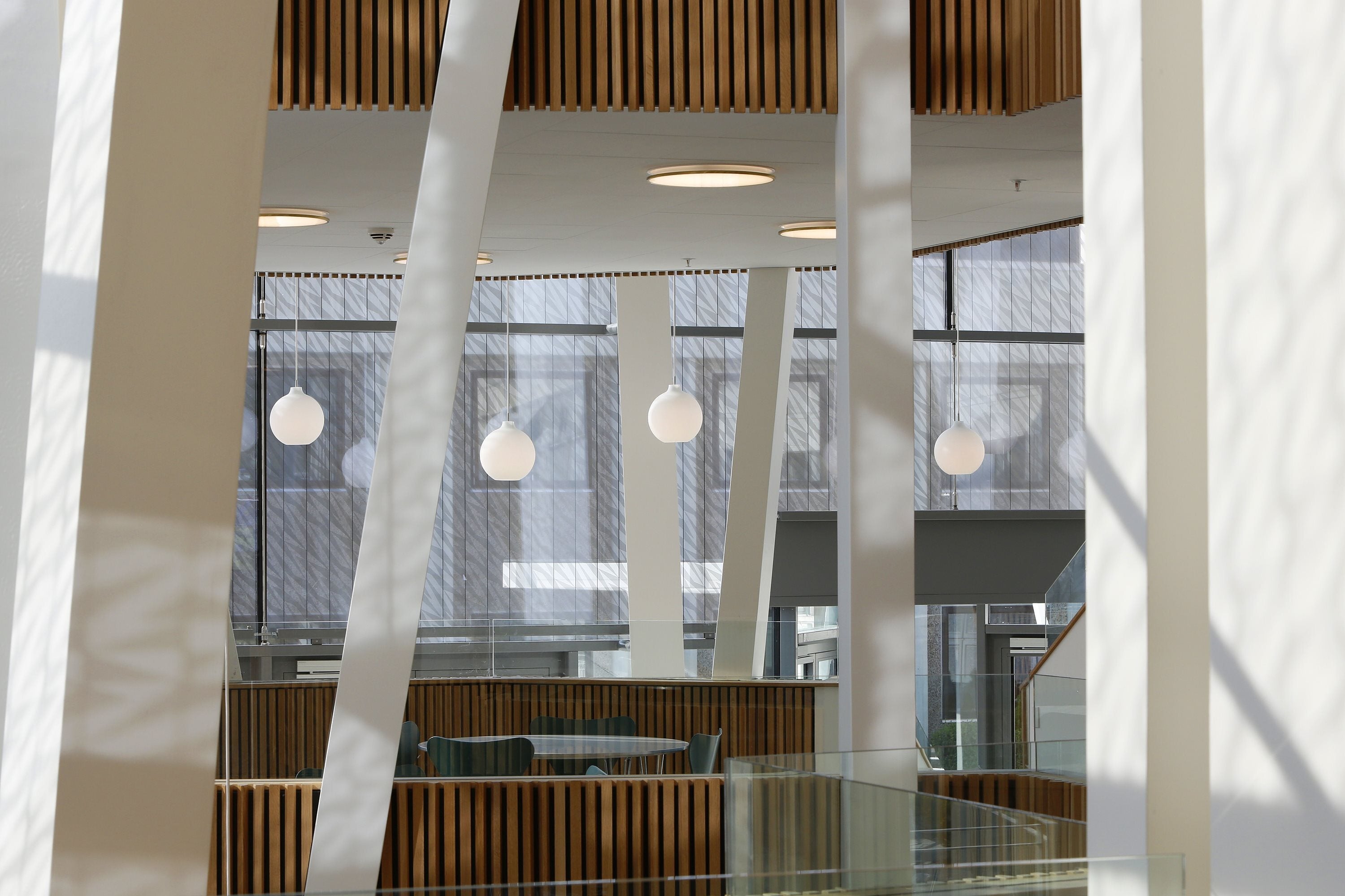 Plafon AJ MUNKEGAARD biały z mosiężnym wykończeniem