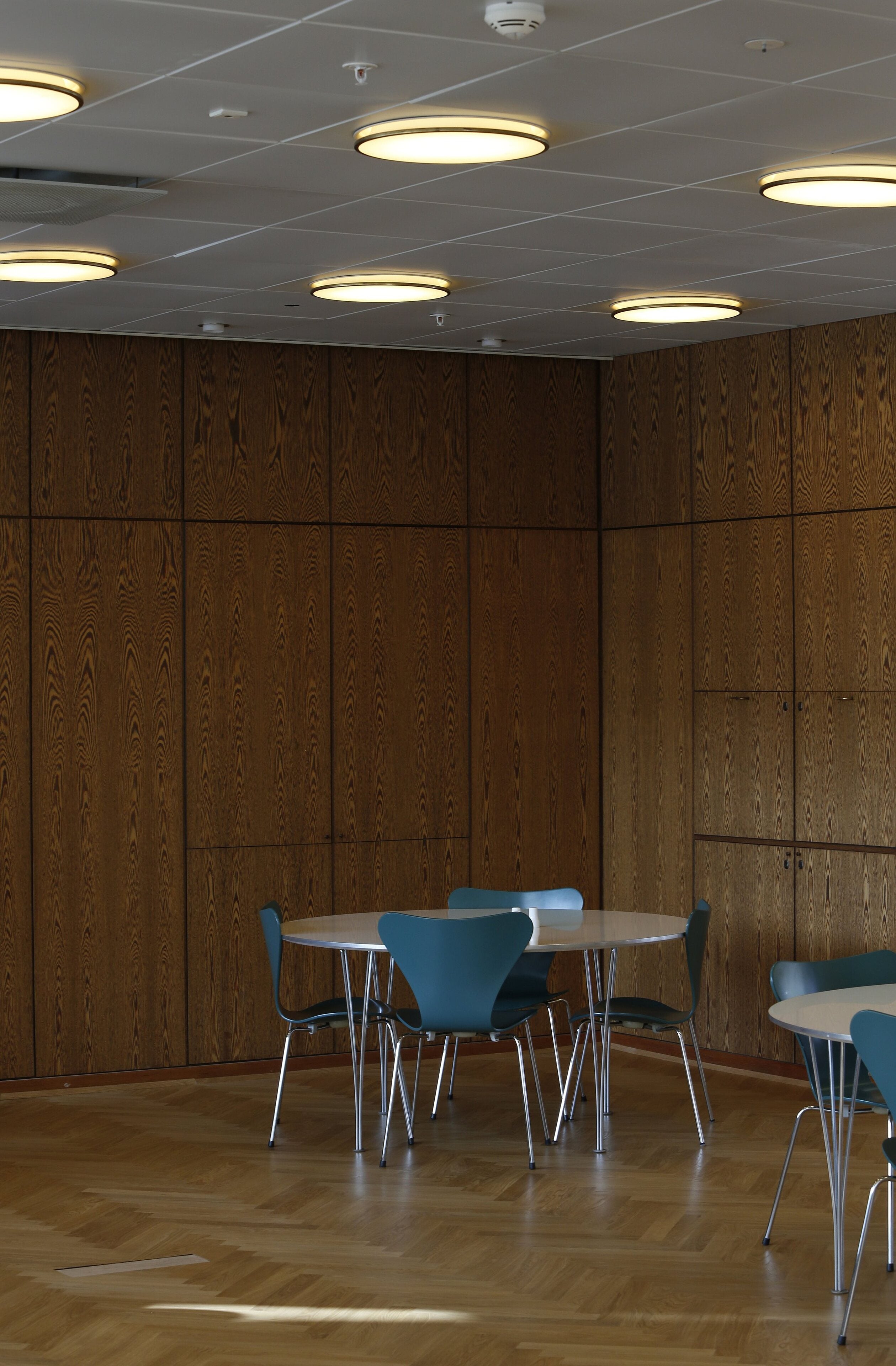 Plafon AJ MUNKEGAARD biały z mosiężnym wykończeniem