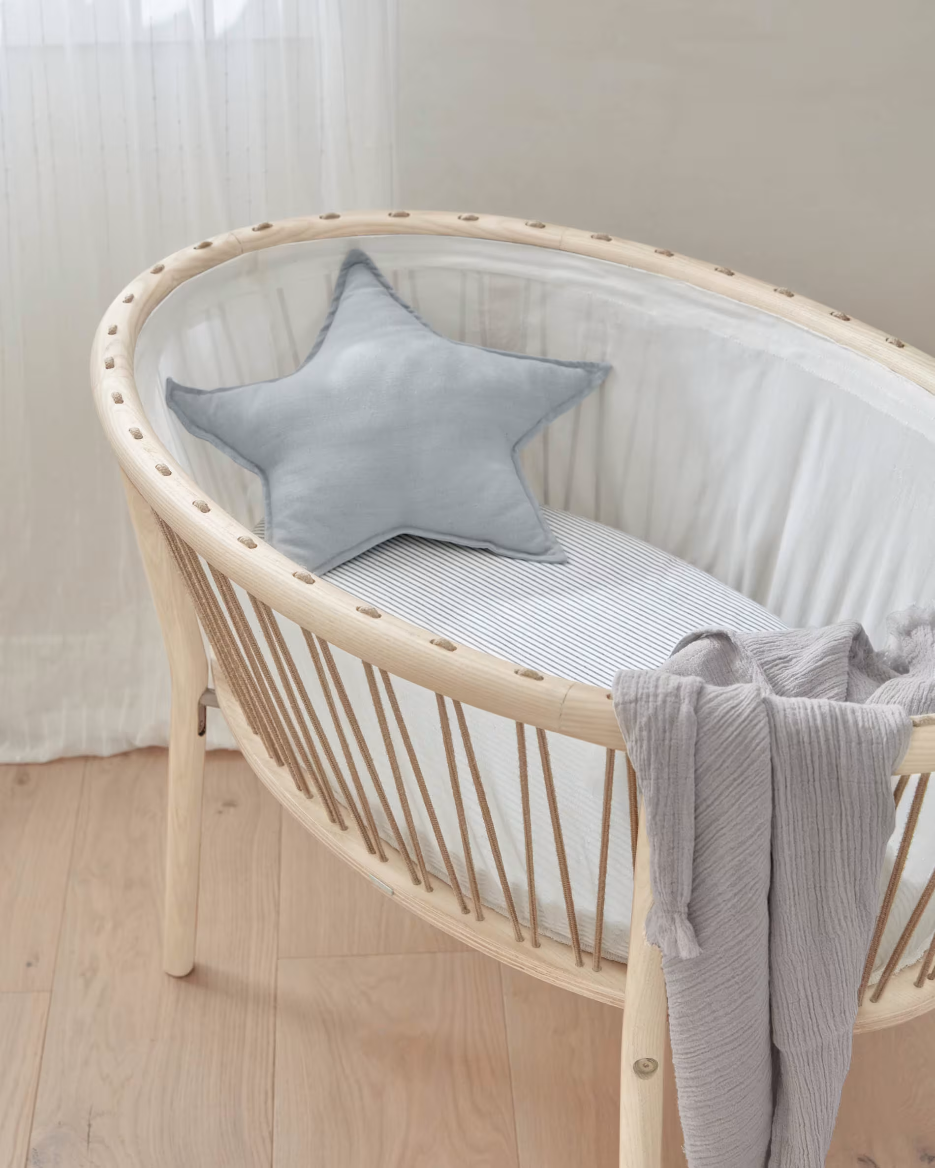 Kosz Mojżesza LEONELA lite drewno jesionowe La Forma    Eye on Design