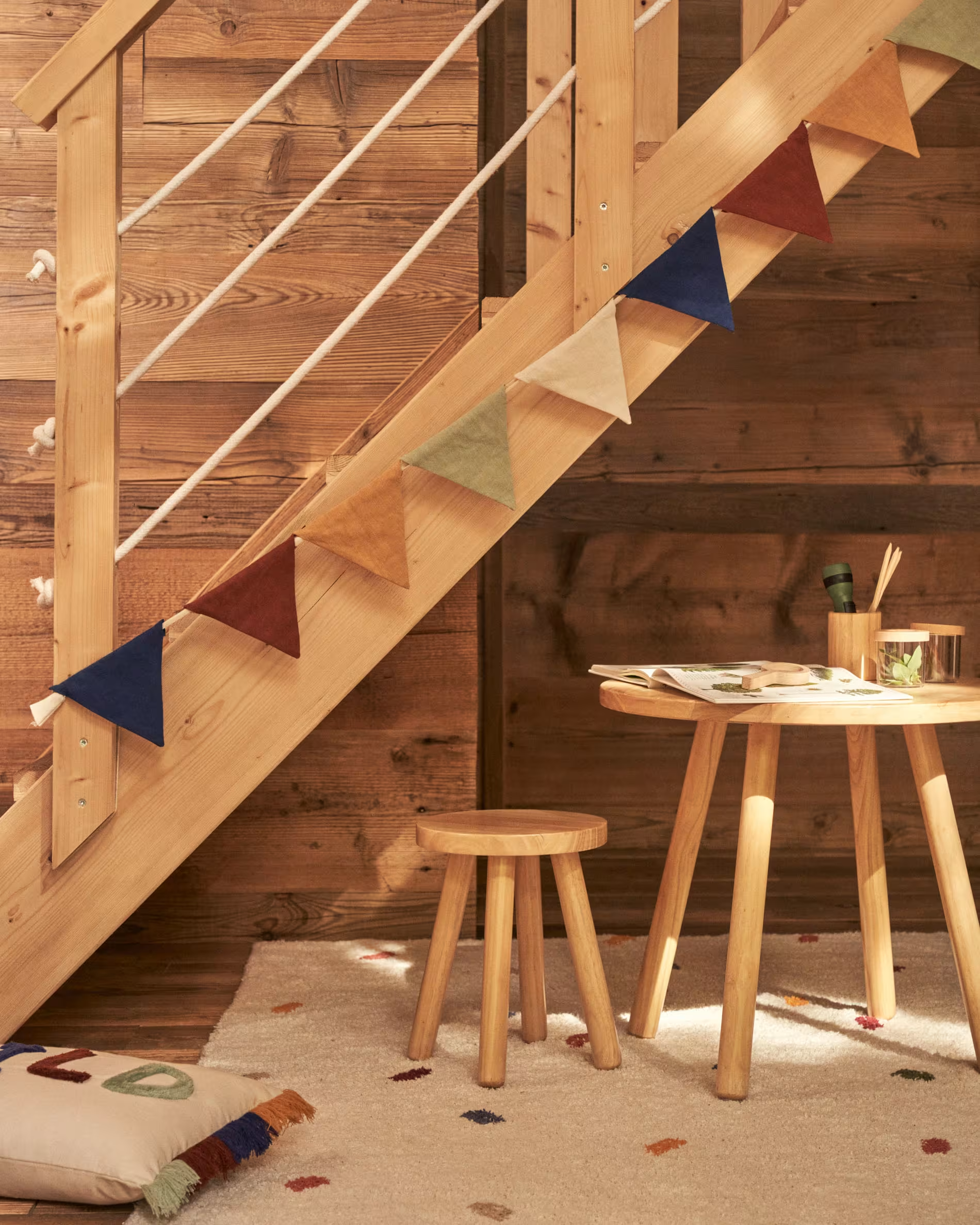 Stołek dziecięcy DILCIA lite drewno kauczukowe La Forma    Eye on Design