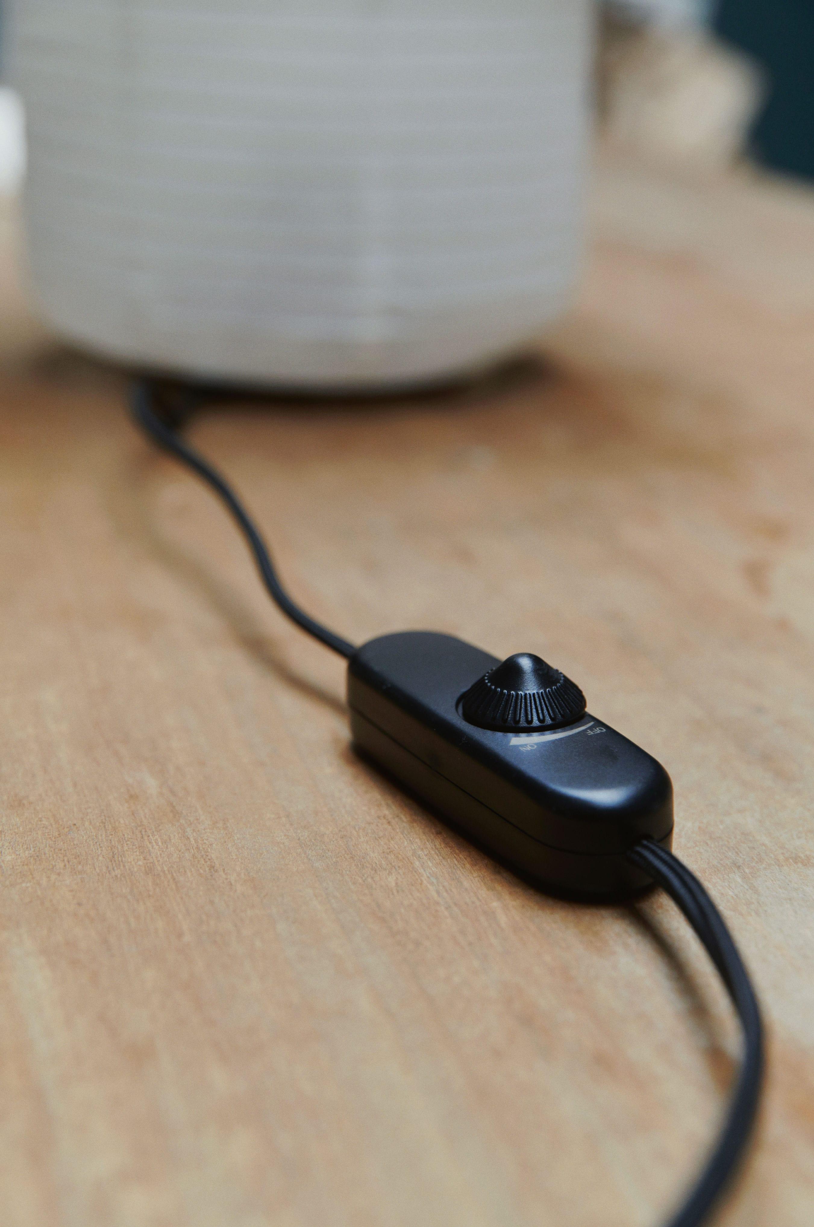 Tischlampe doppelt weiß mit Gelb