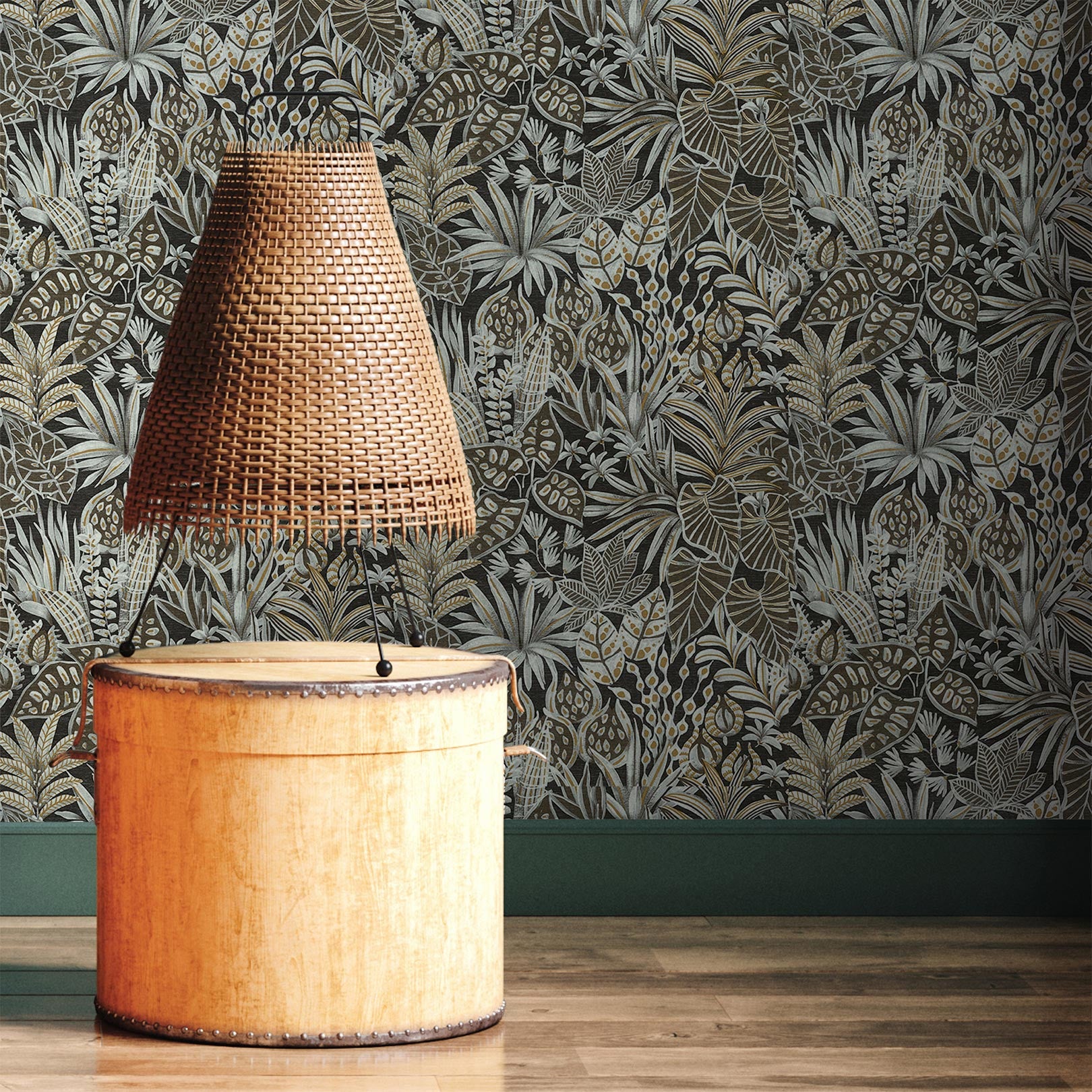 Tapeta strukturalna z motywem roślinnym liści MADHUCA - NOIR czarny ze złotym