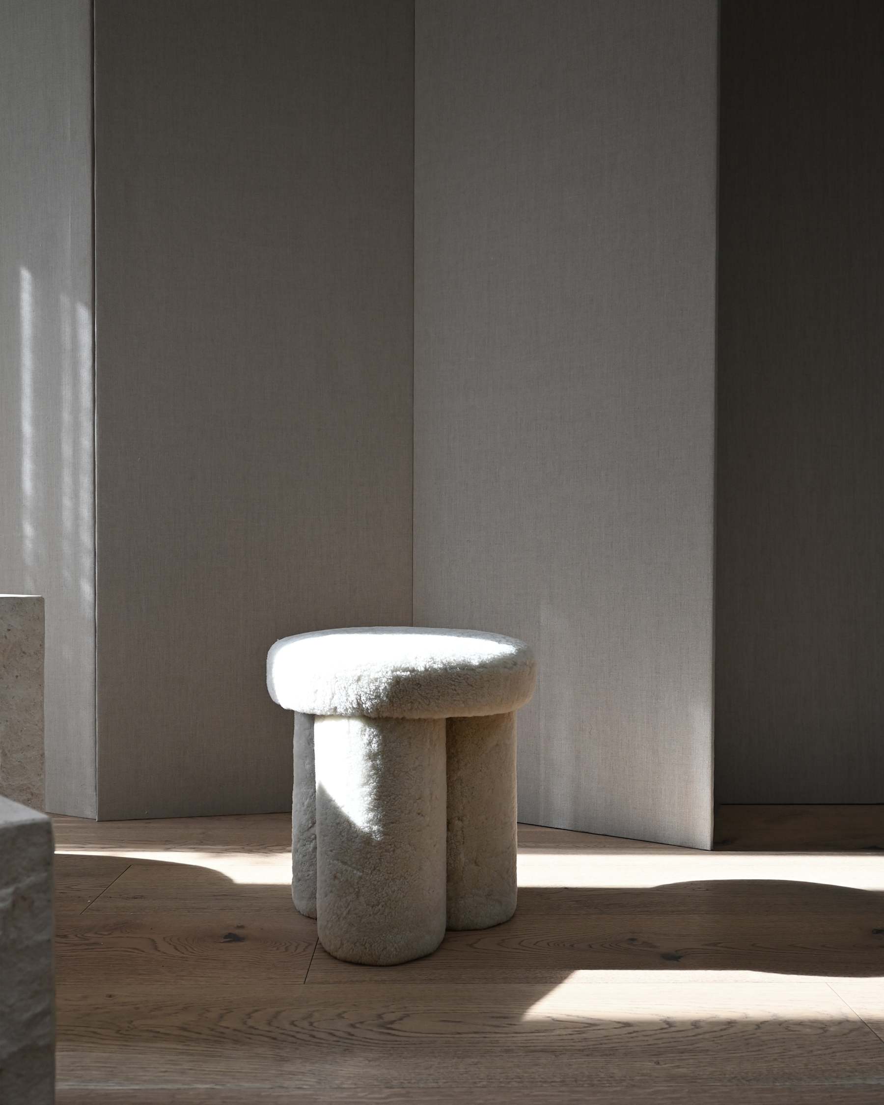 Stołek w tkaninie Sheepskin BIG FOOT piaskowy