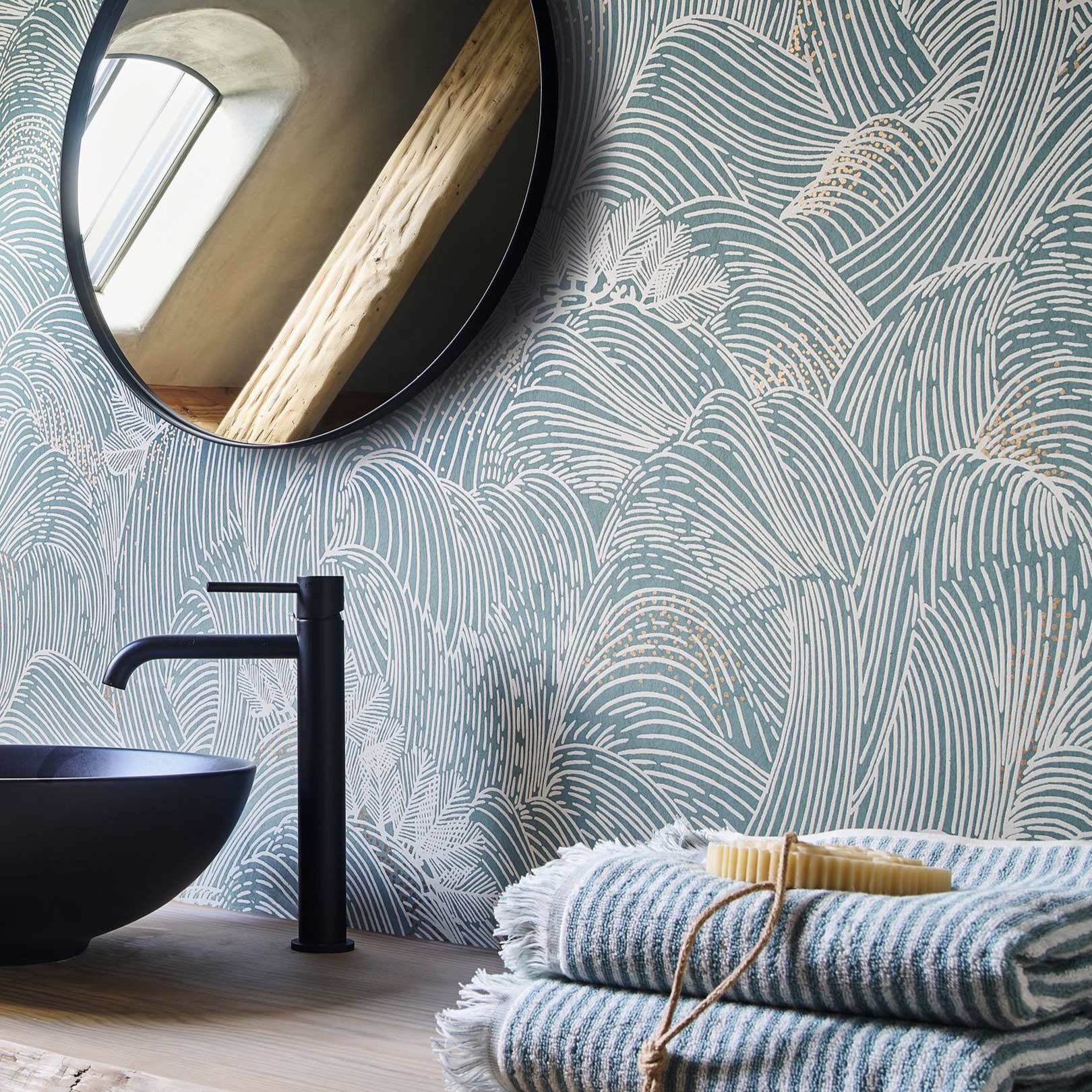 Structural wallpaper with an abstract wave pattern MARÉE HAUTE - BLEU PERSAN blue with white