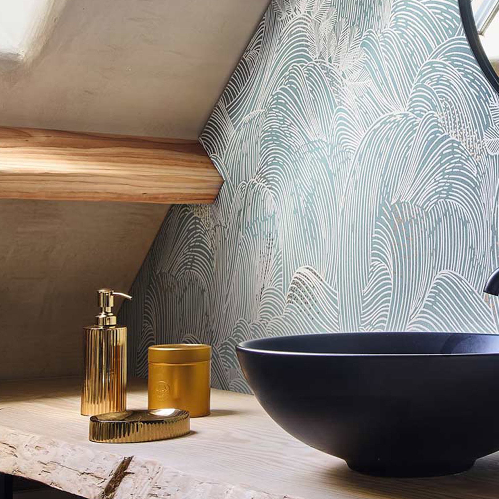 Structural wallpaper with an abstract wave pattern MARÉE HAUTE - BLEU PERSAN blue with white