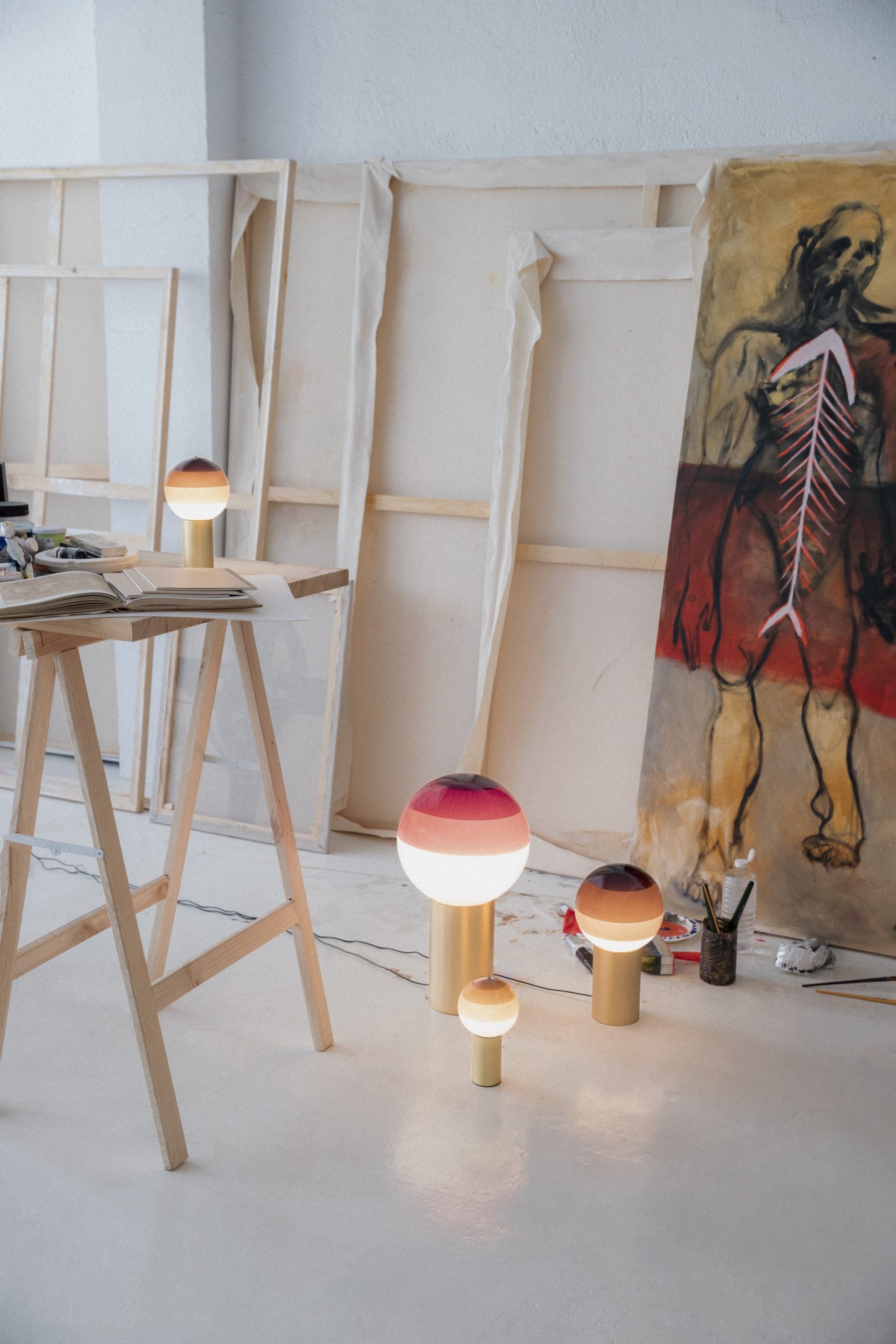 Tischlampe DIPPING burgunderrot mit goldenem Fuß