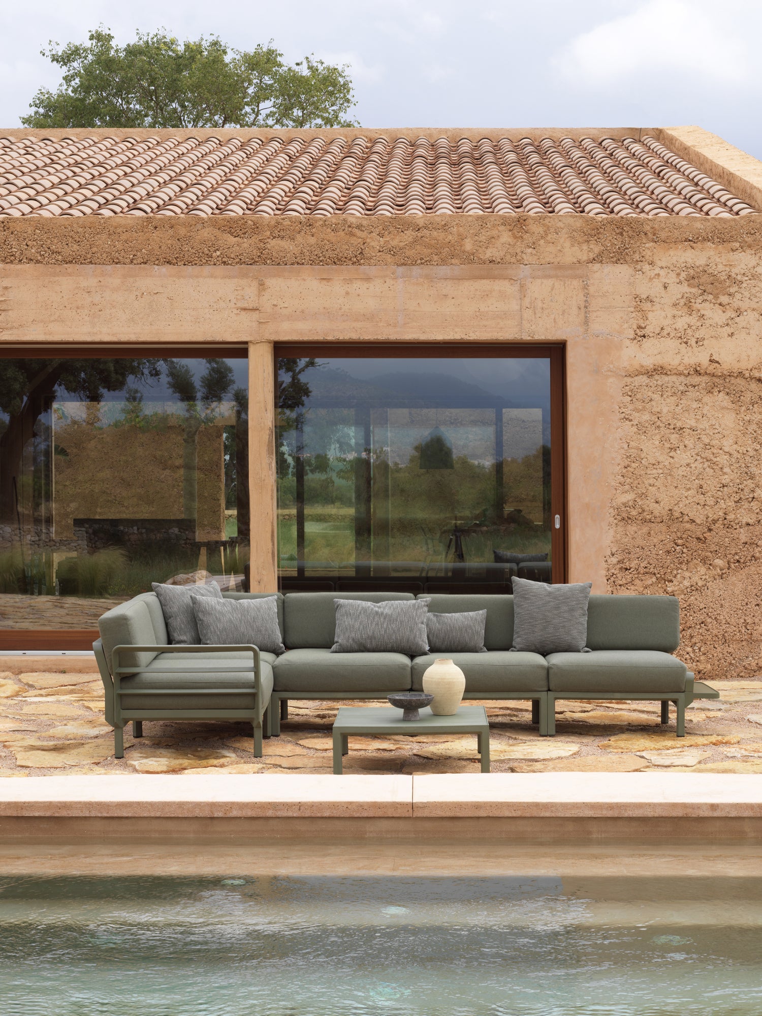 Modularer Außen-Ecksofa MAXIMO 5 perlmuttfarben mit grünem Untergestell