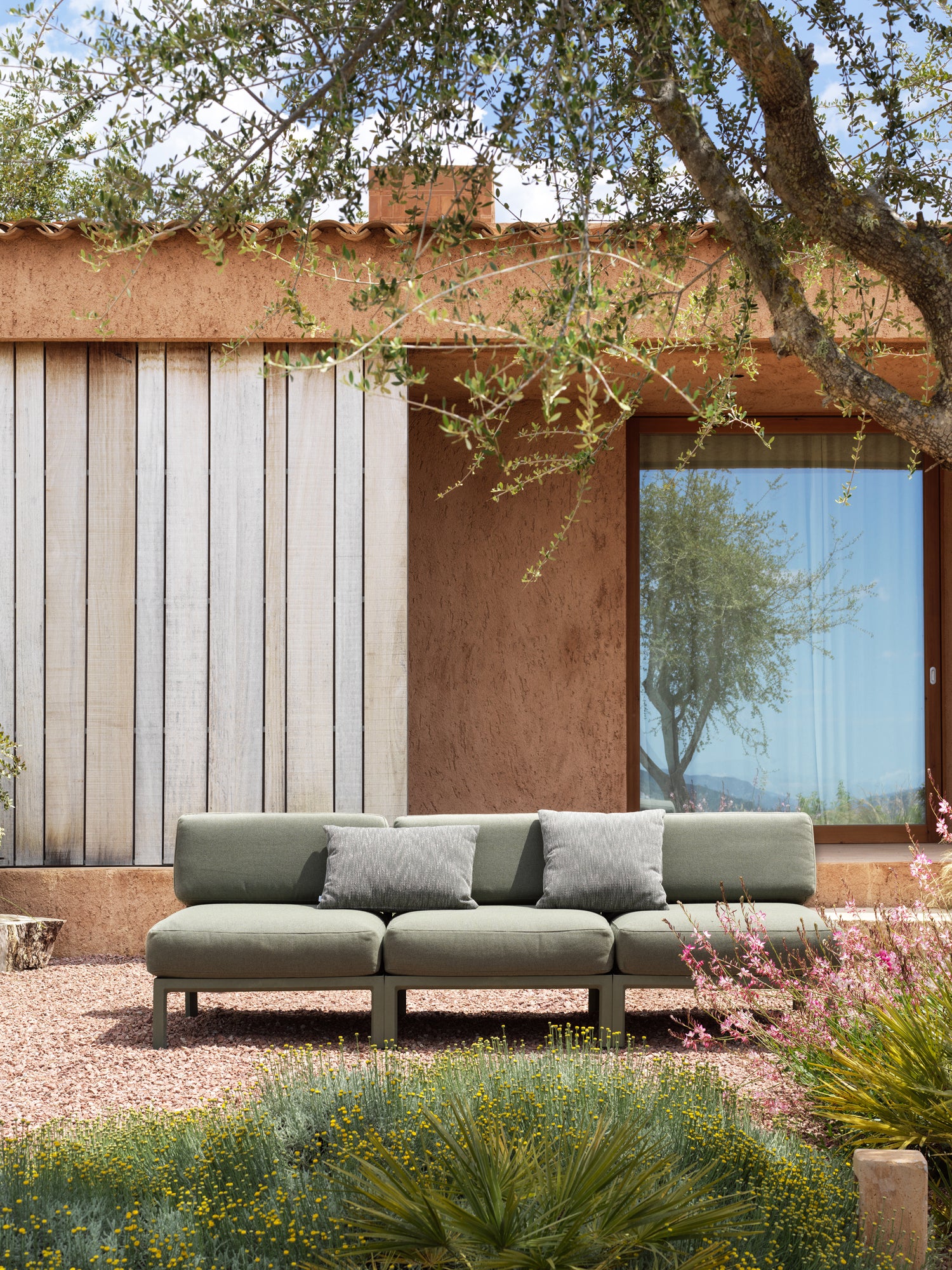 Modularer Außen-Ecksofa MAXIMO 5 perlmuttfarben mit grünem Untergestell
