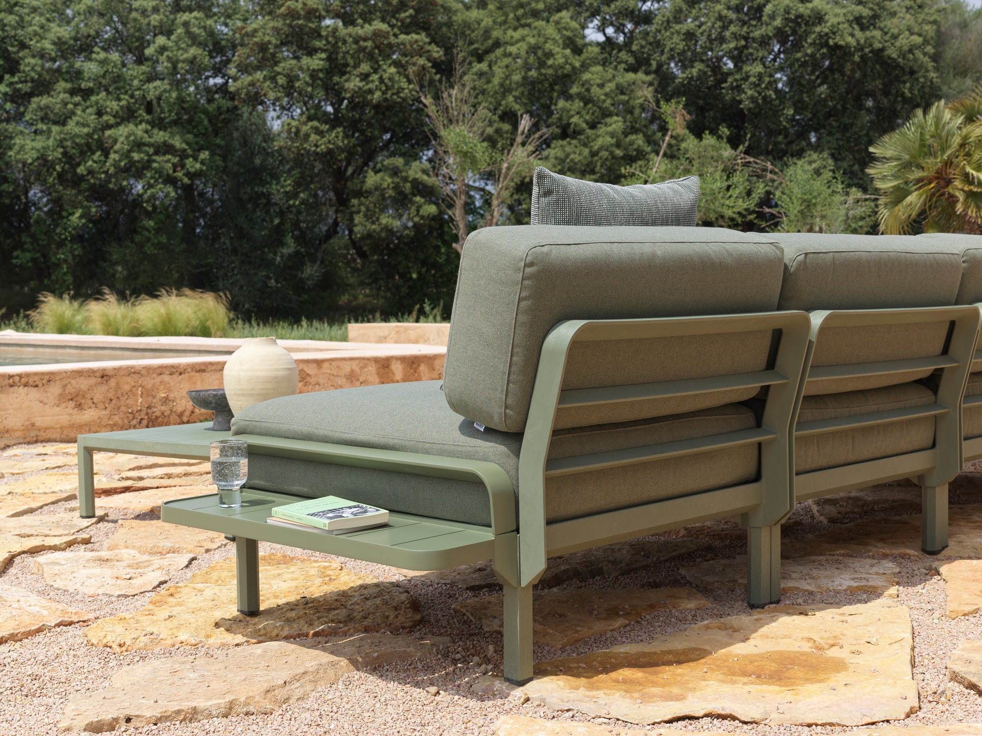 Modularer Außen-Ecksofa MAXIMO 5 perlmuttfarben mit grünem Untergestell