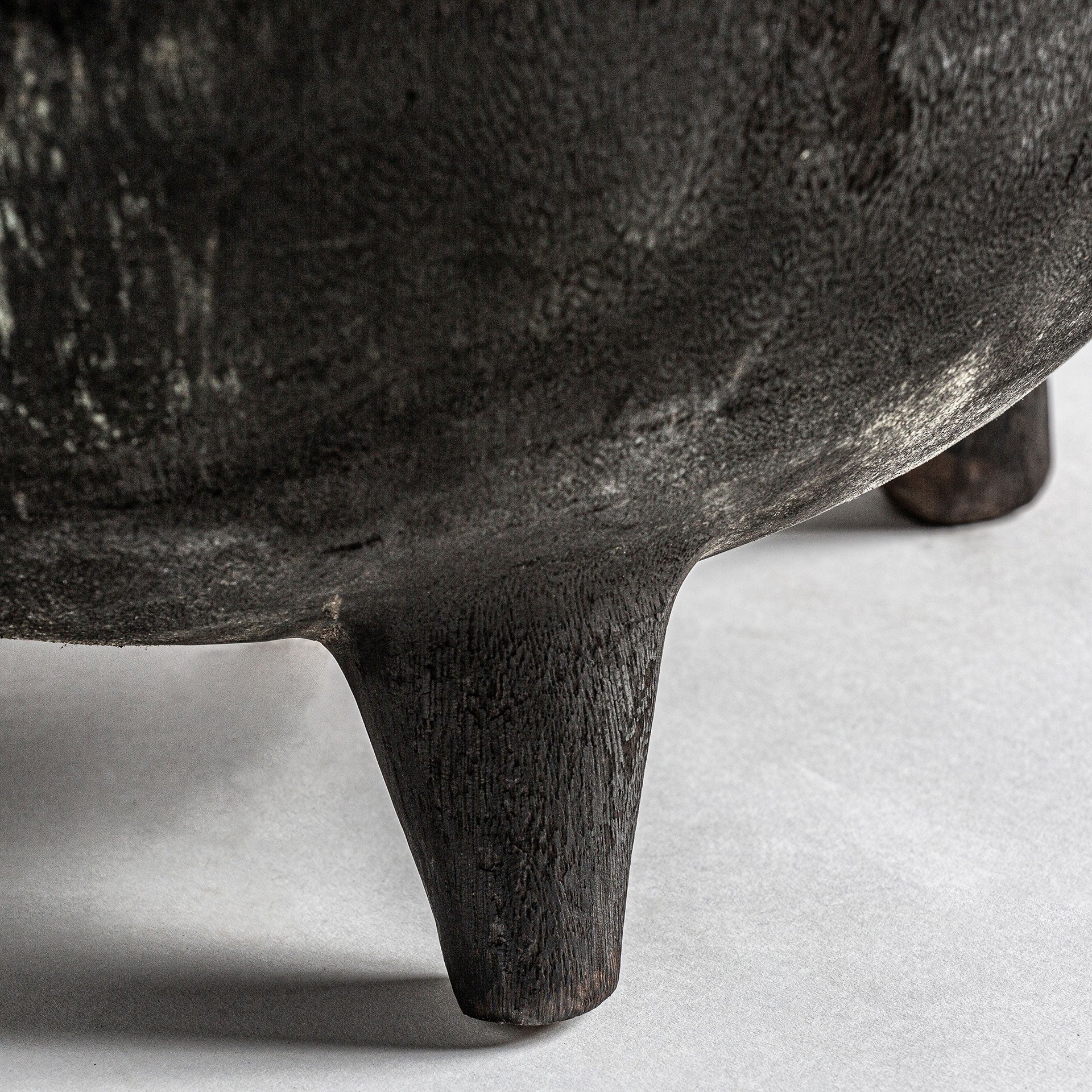 Stolik boczny KEPOI czarne drewno suar