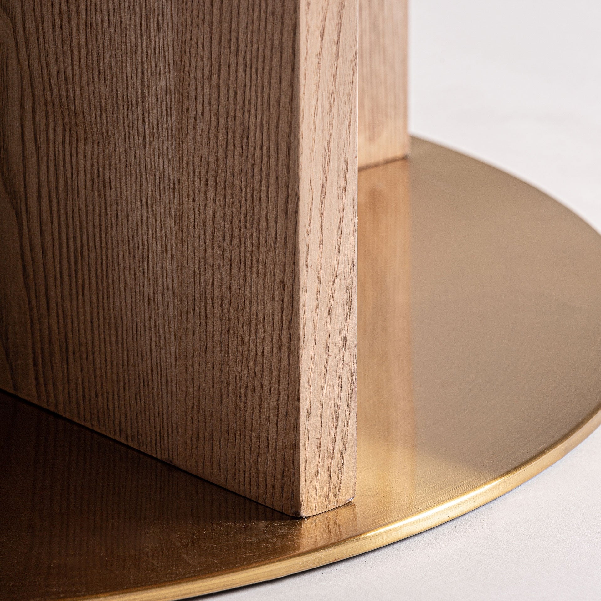 Rundtisch ALFERCE bordeauxfarbener Terrazzo mit Holzfuß und goldener Veredelung