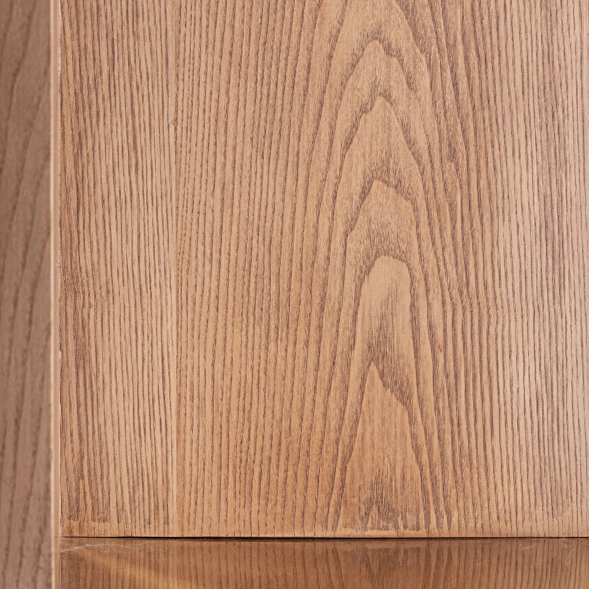 Rundtisch ALFERCE bordeauxfarbener Terrazzo mit Holzfuß und goldener Veredelung