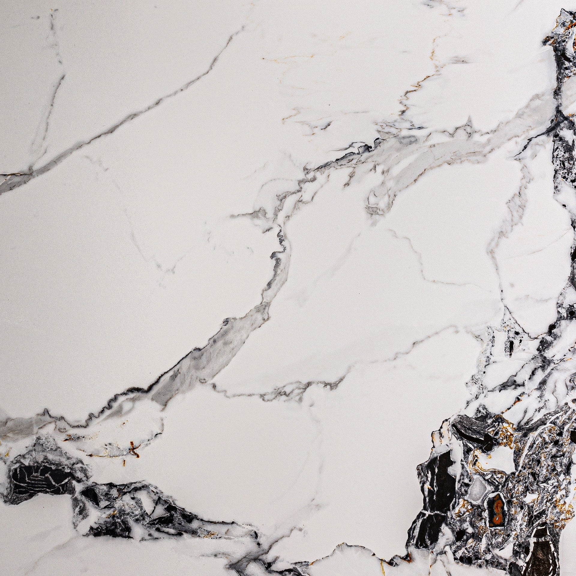 Stół okrągły ASTACH spiek porcelanowy ze złotą podstawą