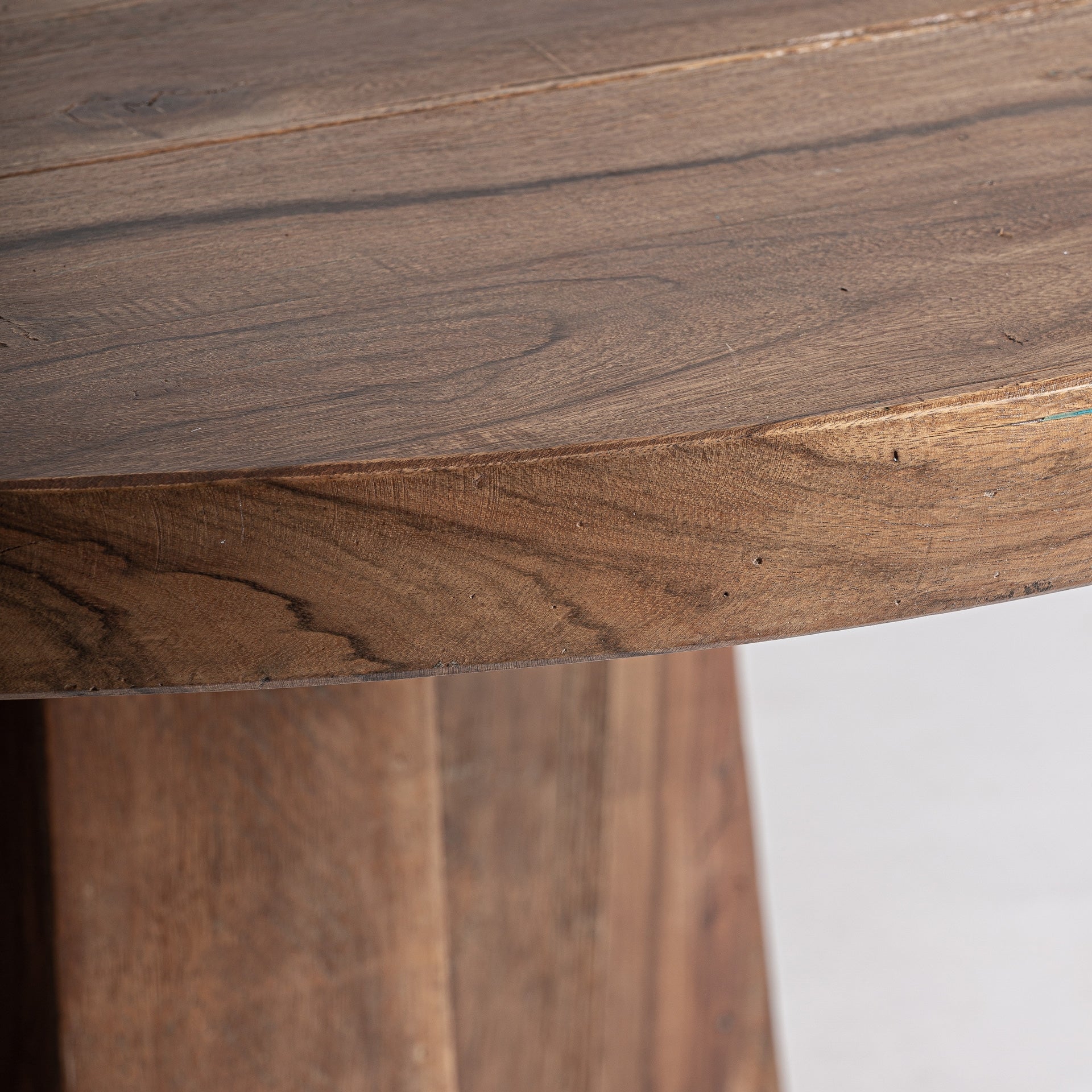 Runder Tisch BRUTALIST aus recyceltem Holz