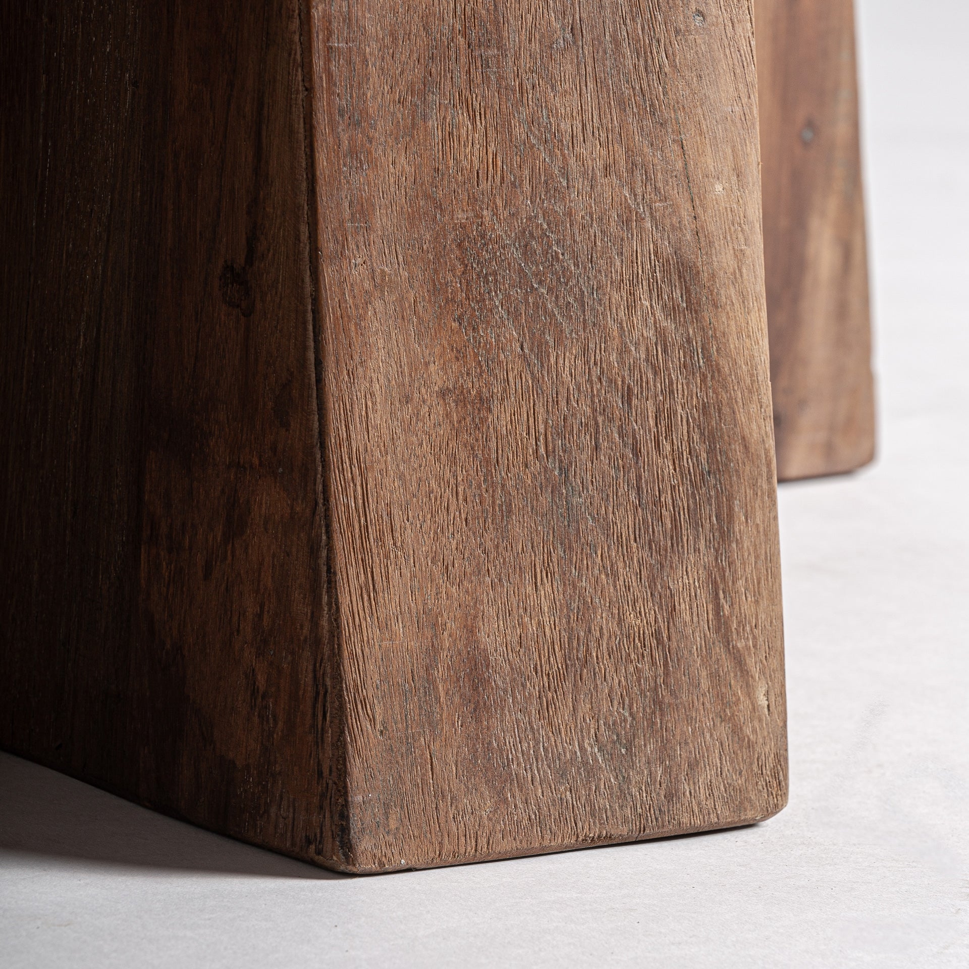 Runder Tisch BRUTALIST aus recyceltem Holz