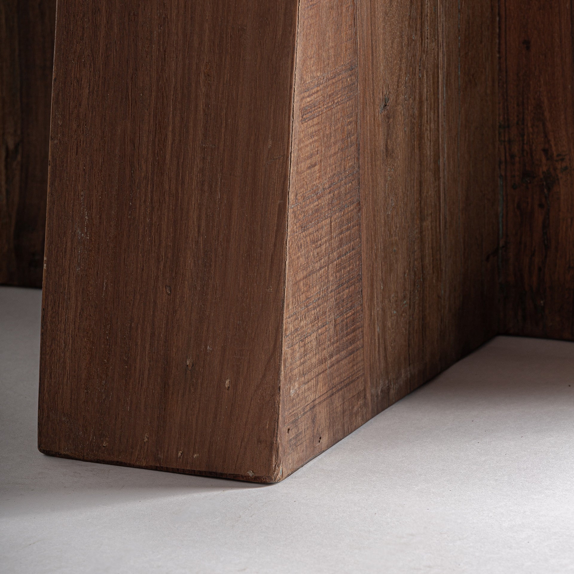 Runder Tisch BRUTALIST aus recyceltem Holz