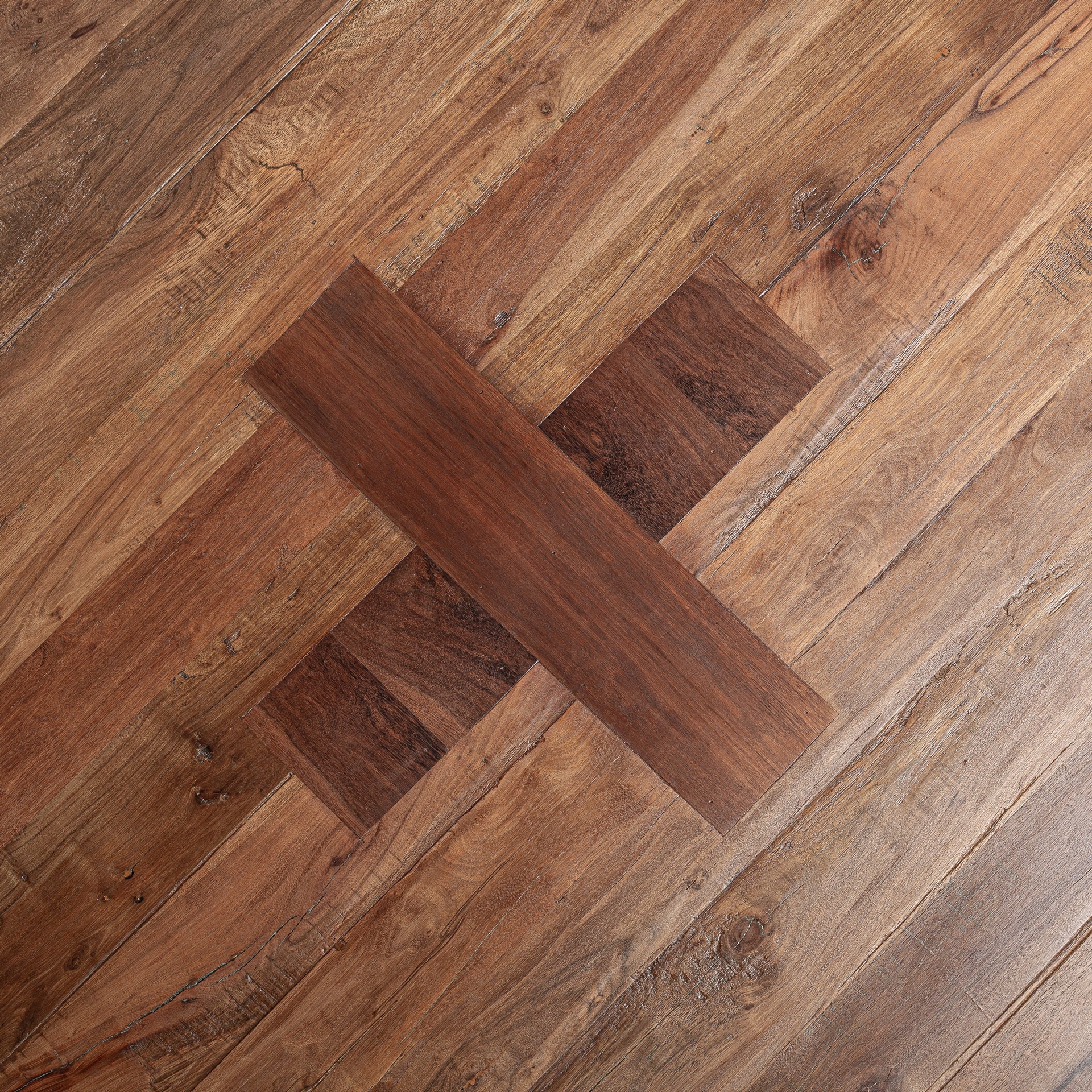 Runder Tisch BRUTALIST aus recyceltem Holz