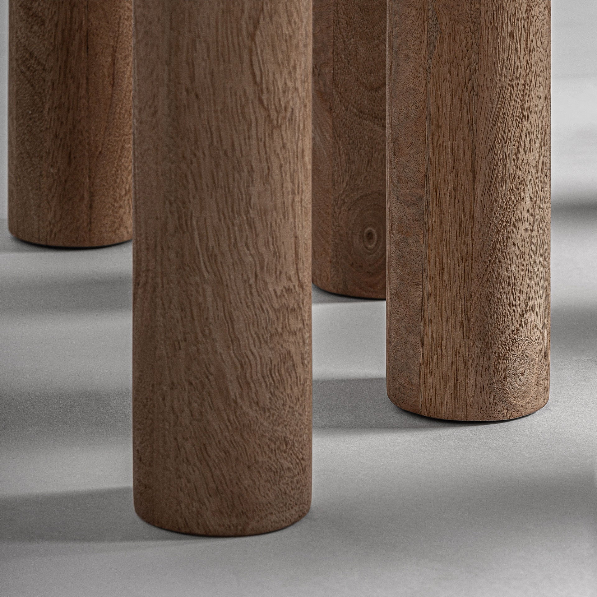 Quadratischer Tisch JACQUARD aus Mangoholz mit Travertin-Oberfläche