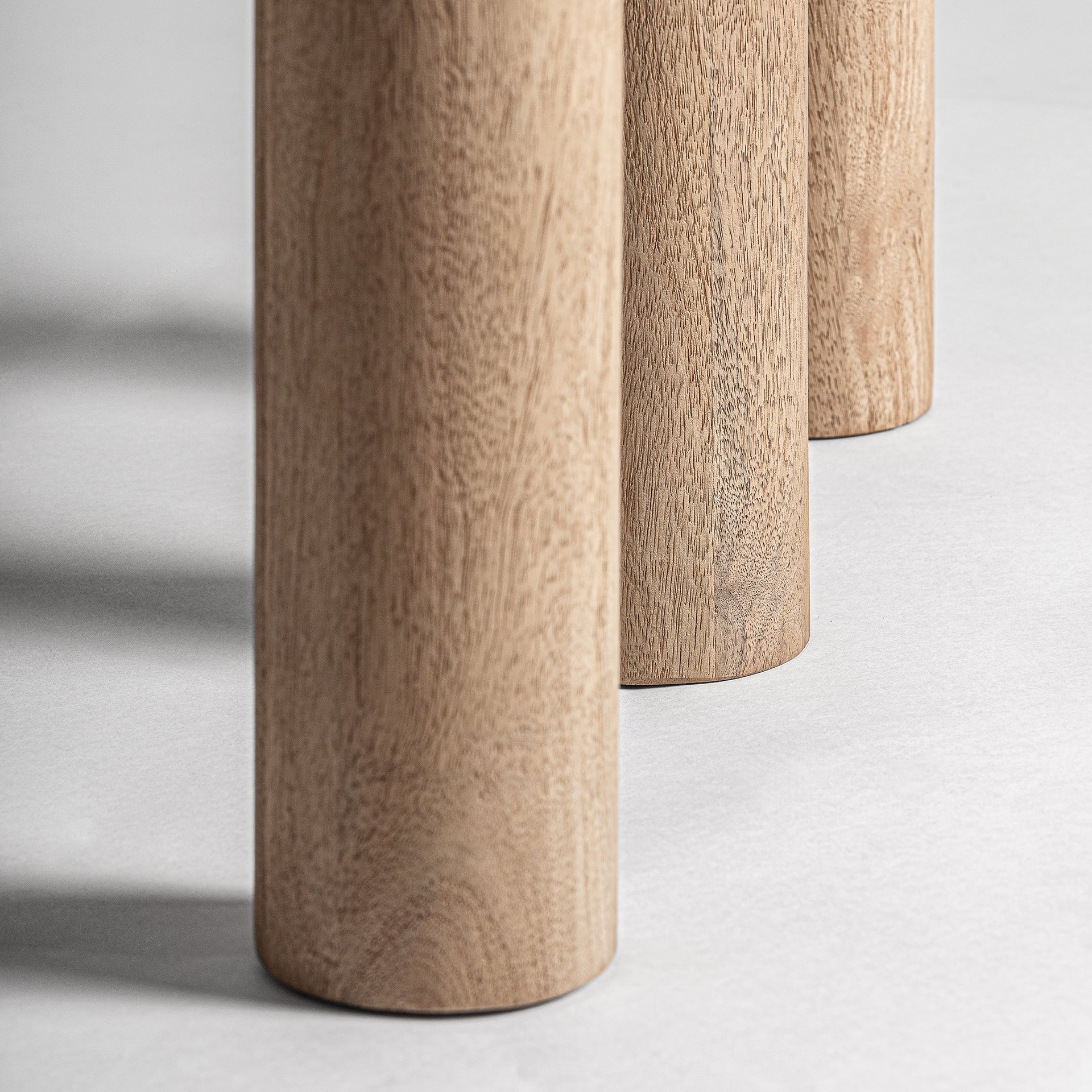 Quadratischer Tisch JACQUARD aus Mangoholz mit Travertin-Oberfläche