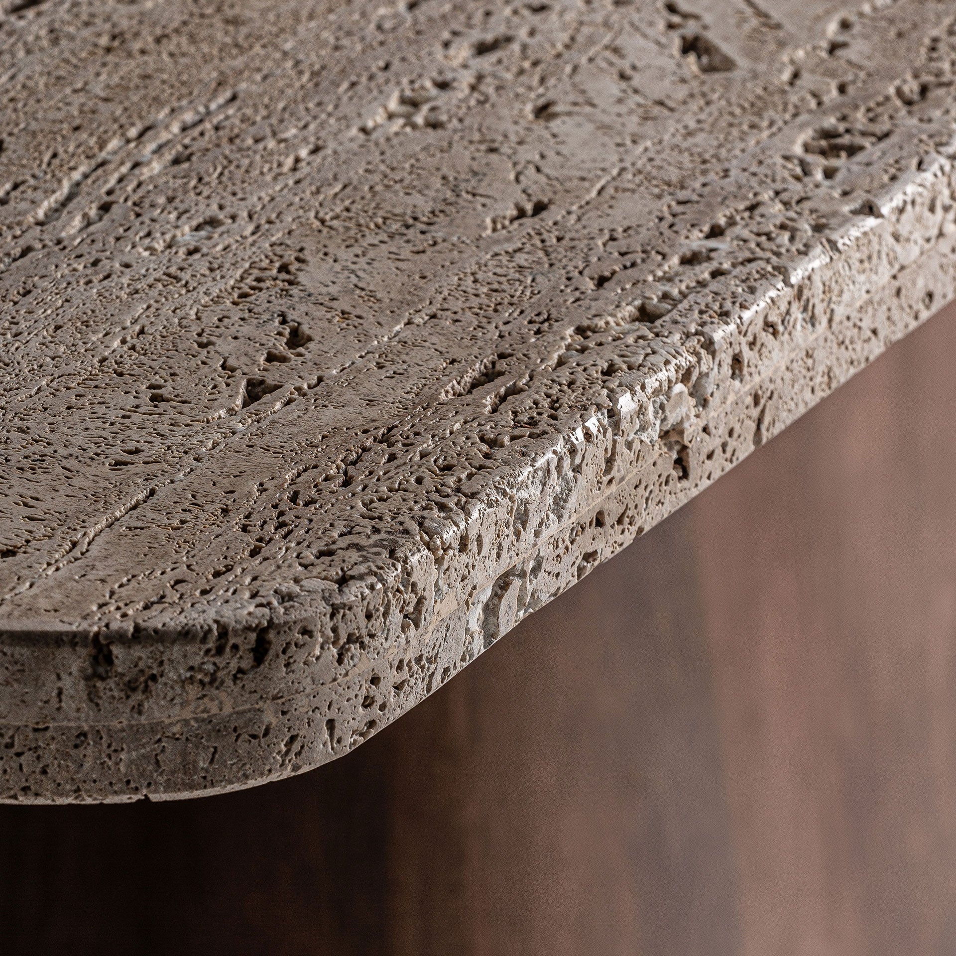 Tisch SANNUM mit Travertinplatte und Basis aus Mangoholz