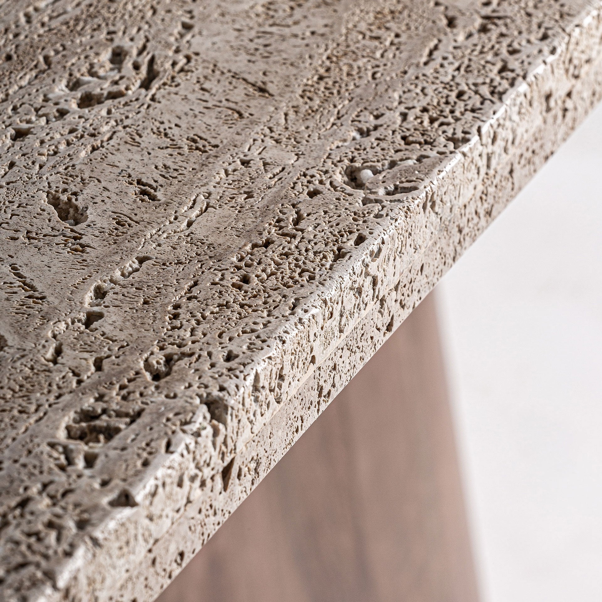 Tisch SANNUM mit Travertinplatte und Basis aus Mangoholz