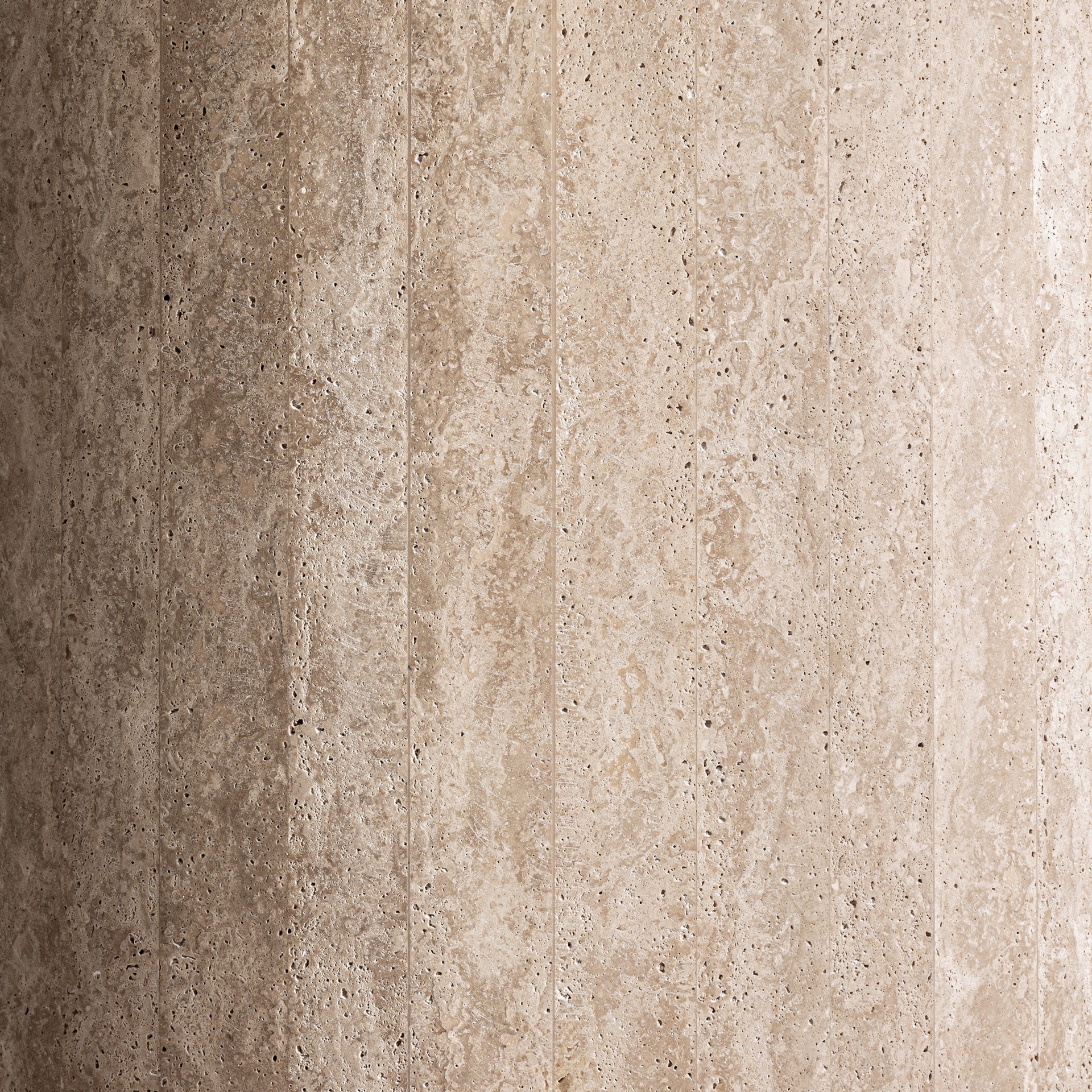 Stół okrągły THIENNES złamany biały trawertyn