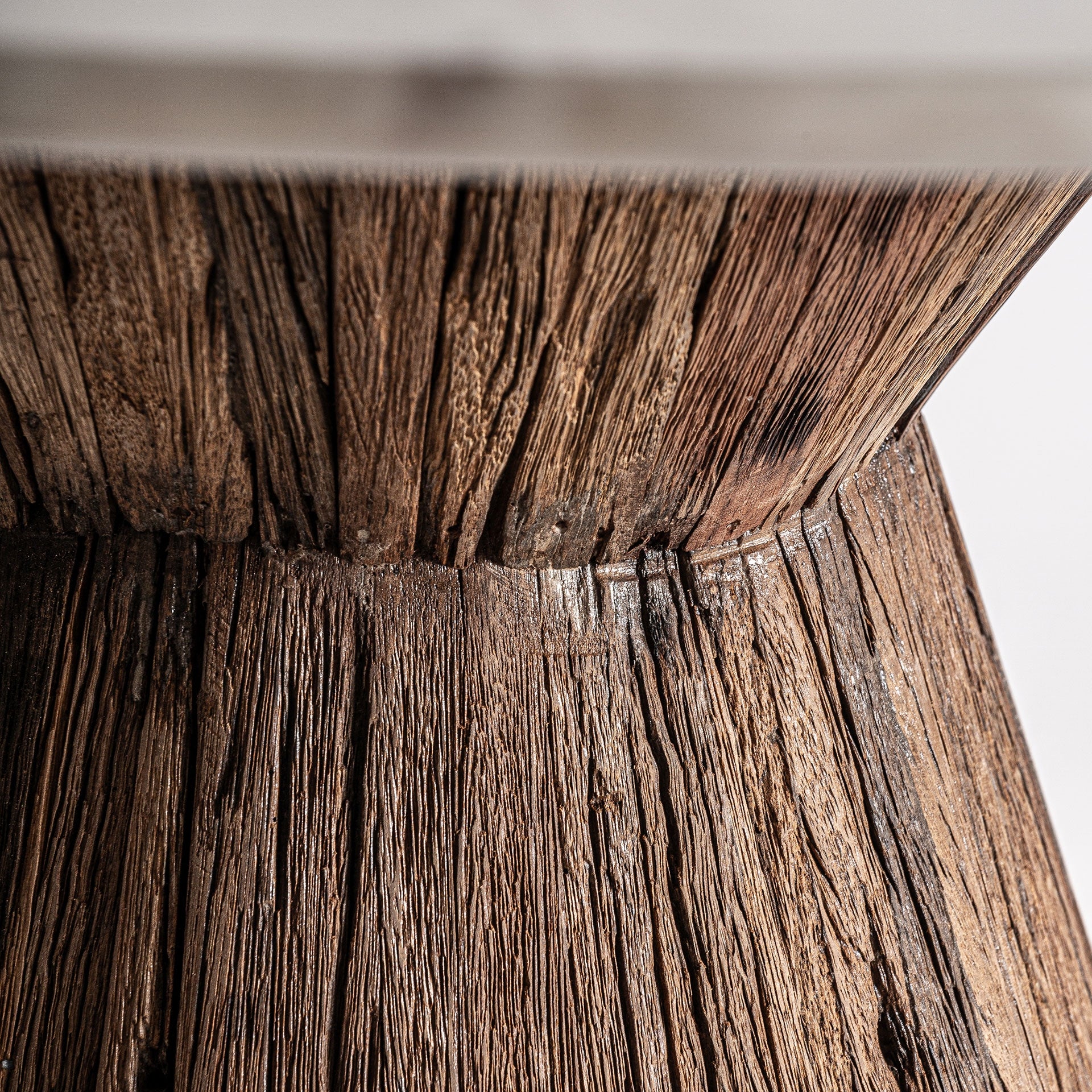 Stół okrągły TOIGNE drewno tropikalne z marmurowym blatem