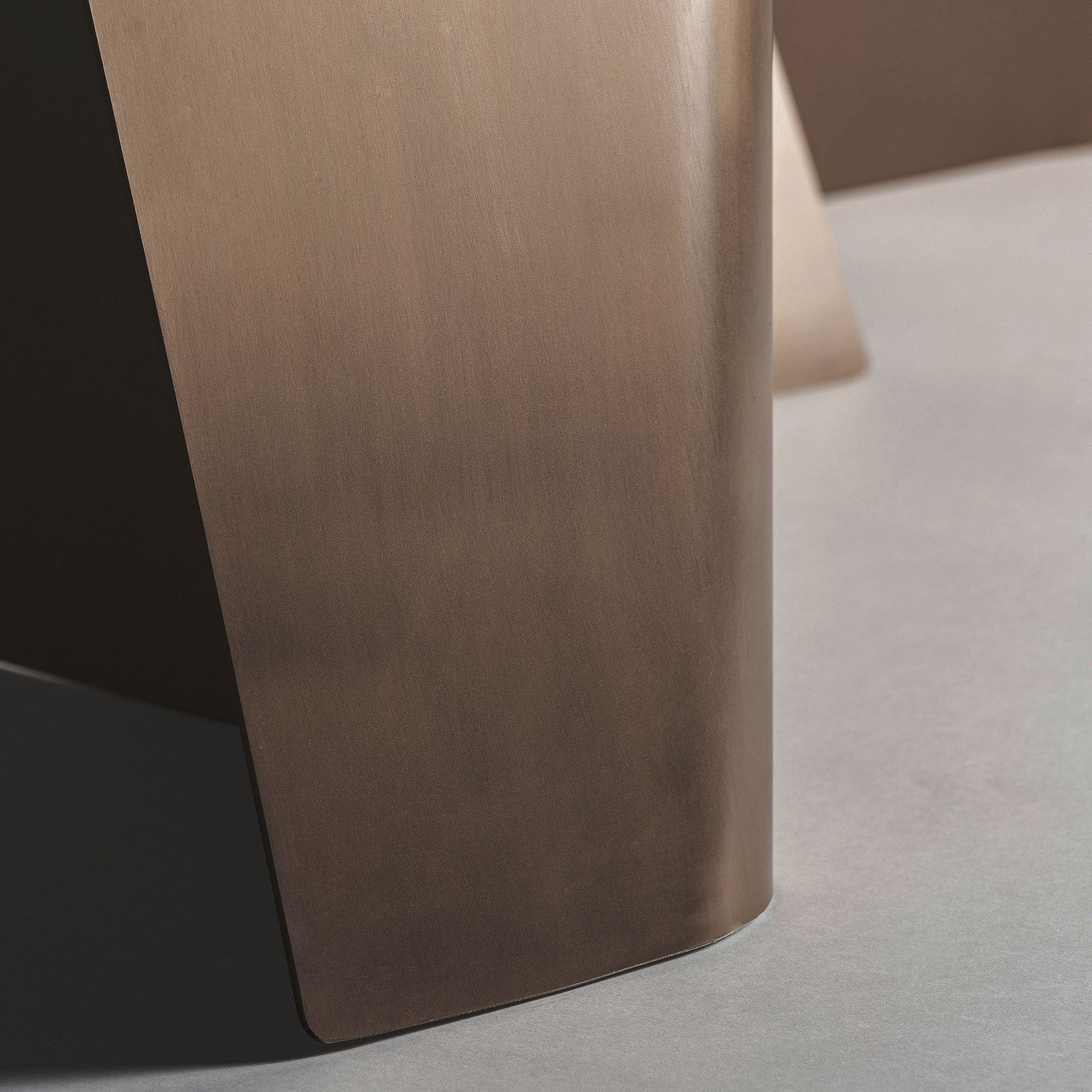 Stół TUX spiek porcelanowy z miedzianą podstawą