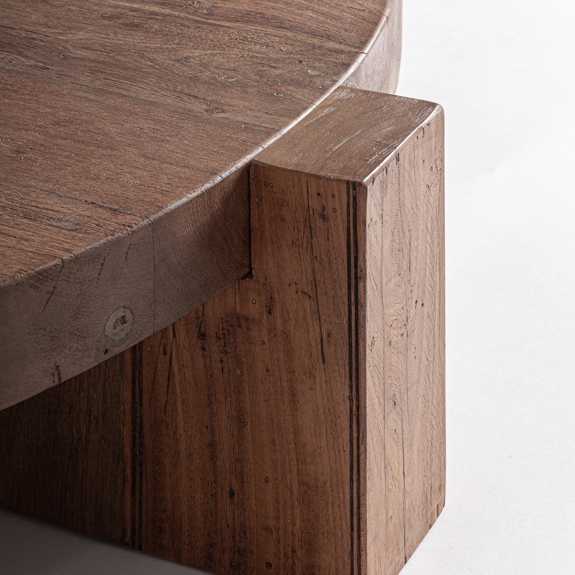Runder Couchtisch BRUTALIST aus recyceltem Holz