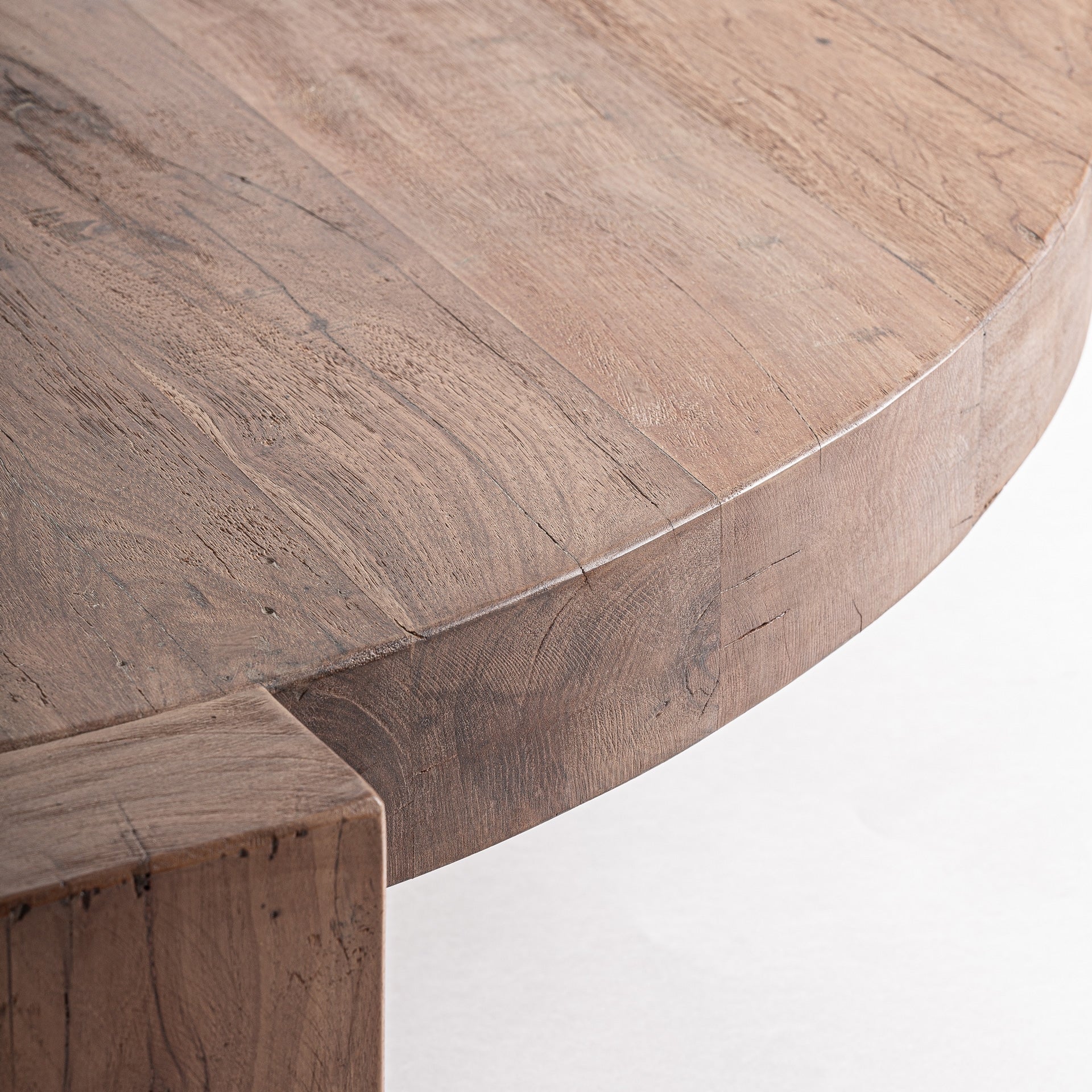 Runder Couchtisch BRUTALIST aus recyceltem Holz