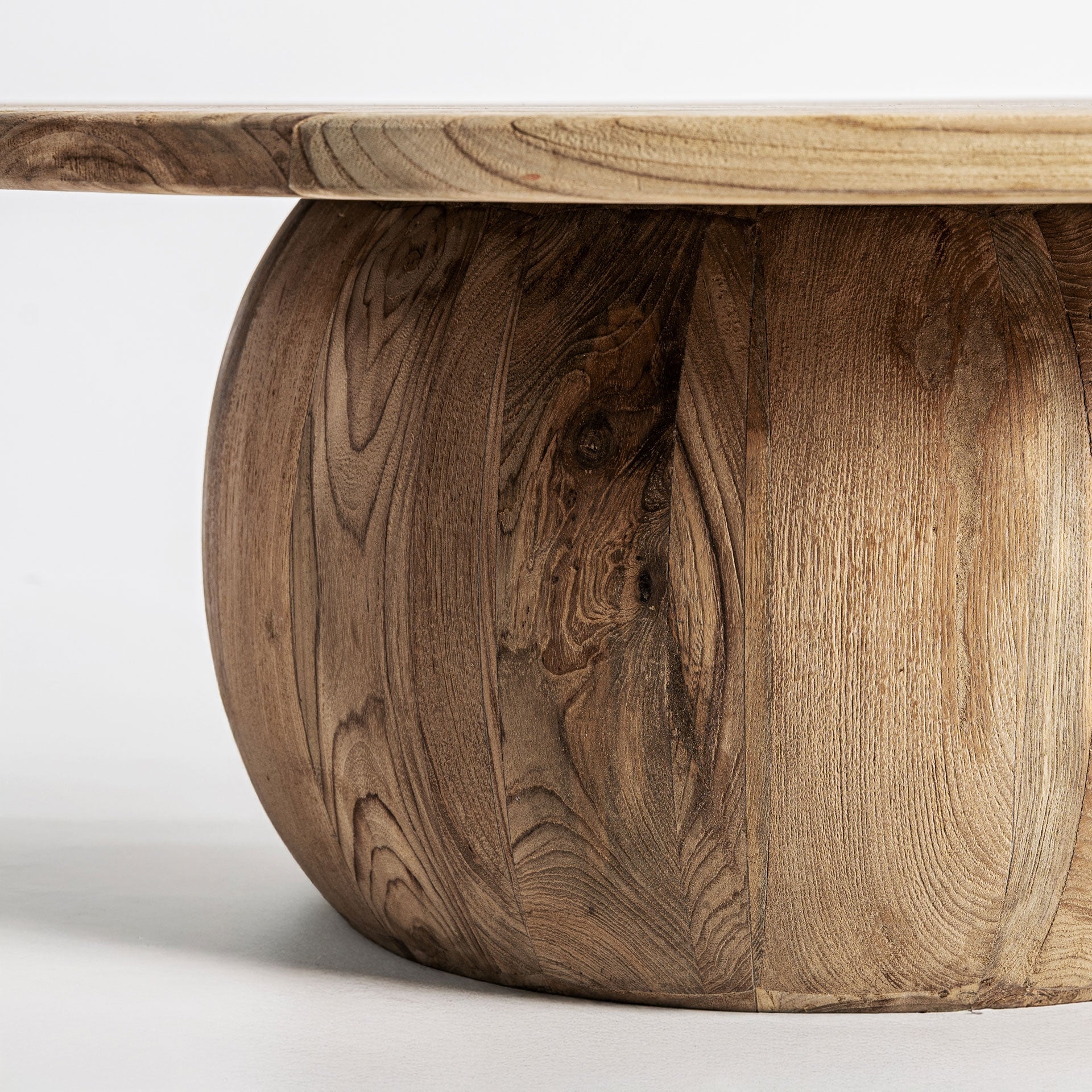 Runder Couchtisch ERLOY aus recyceltem Teakholz