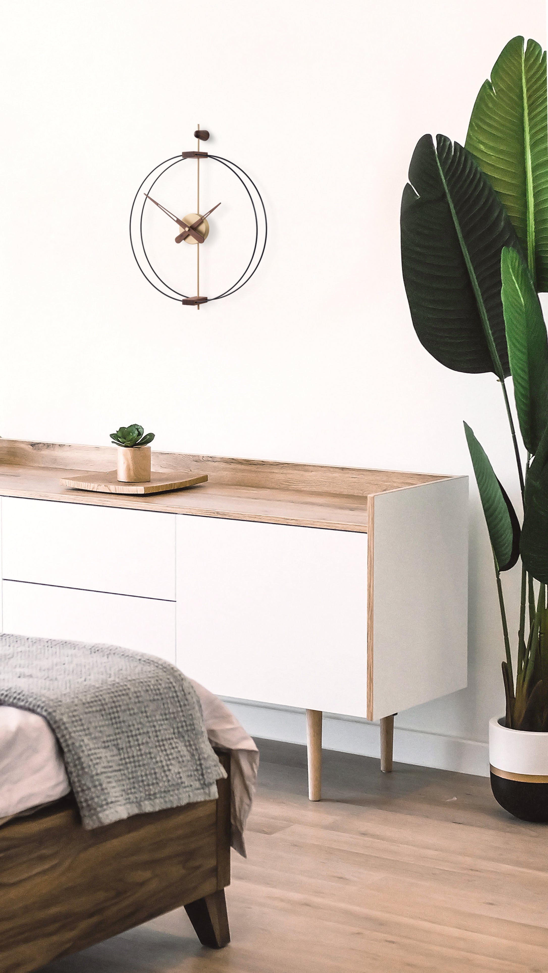 Wanduhr MICRO BARCELONA Nussbaum mit Schwarz und Messing