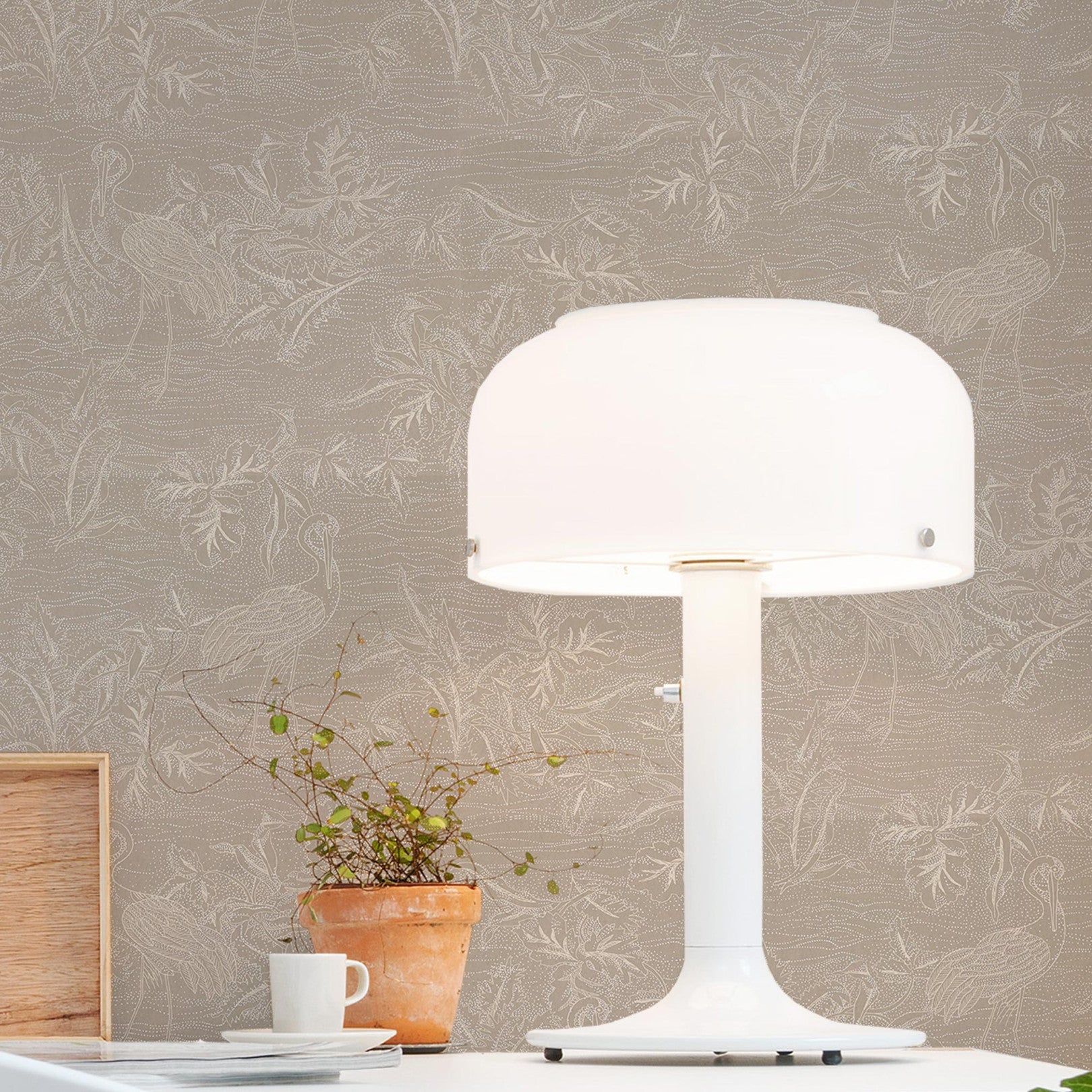 Tapeta strukturalna z motywem roślinnym i zwierzęcym MIRADOR - MARRON GLACÉ/NACRÉ brązowy