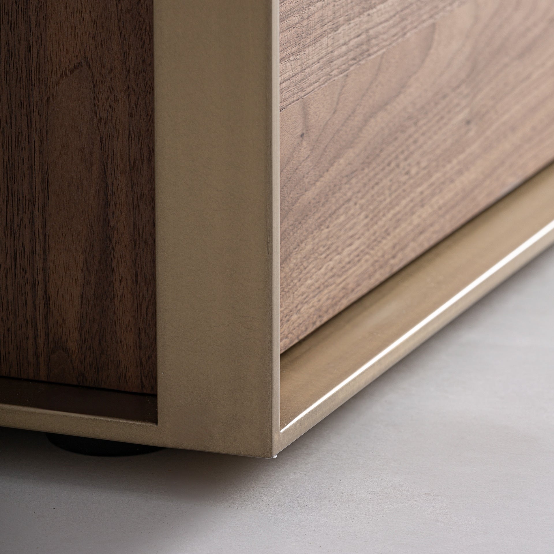 Szafka RTV AISBY drewno jesionowe ze szklanym blatem