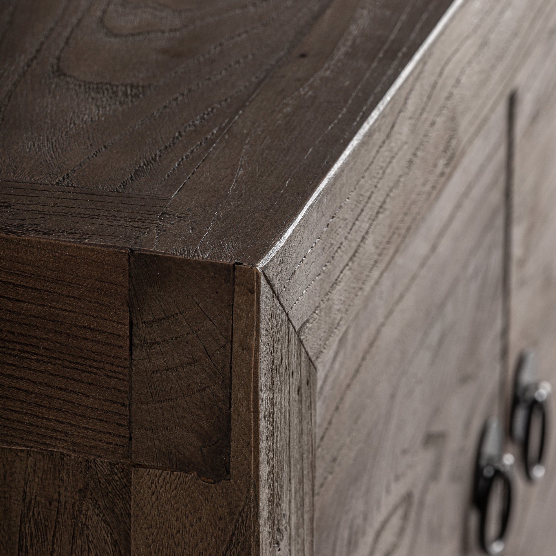 RTV-Sideboard UNTZA aus recyceltem Kiefernholz