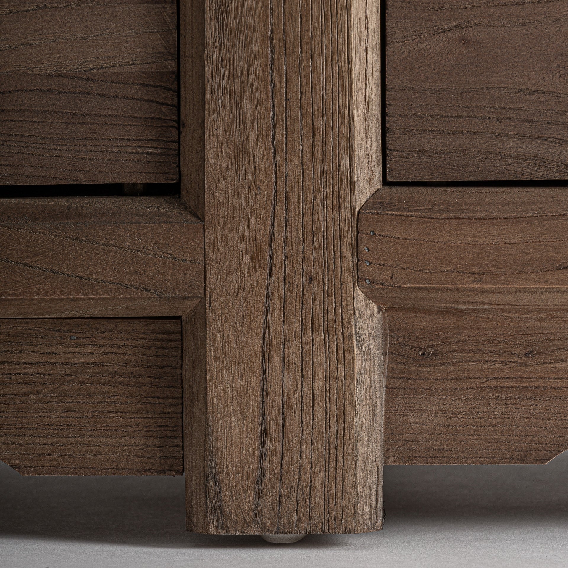 RTV-Sideboard UNTZA aus recyceltem Kiefernholz