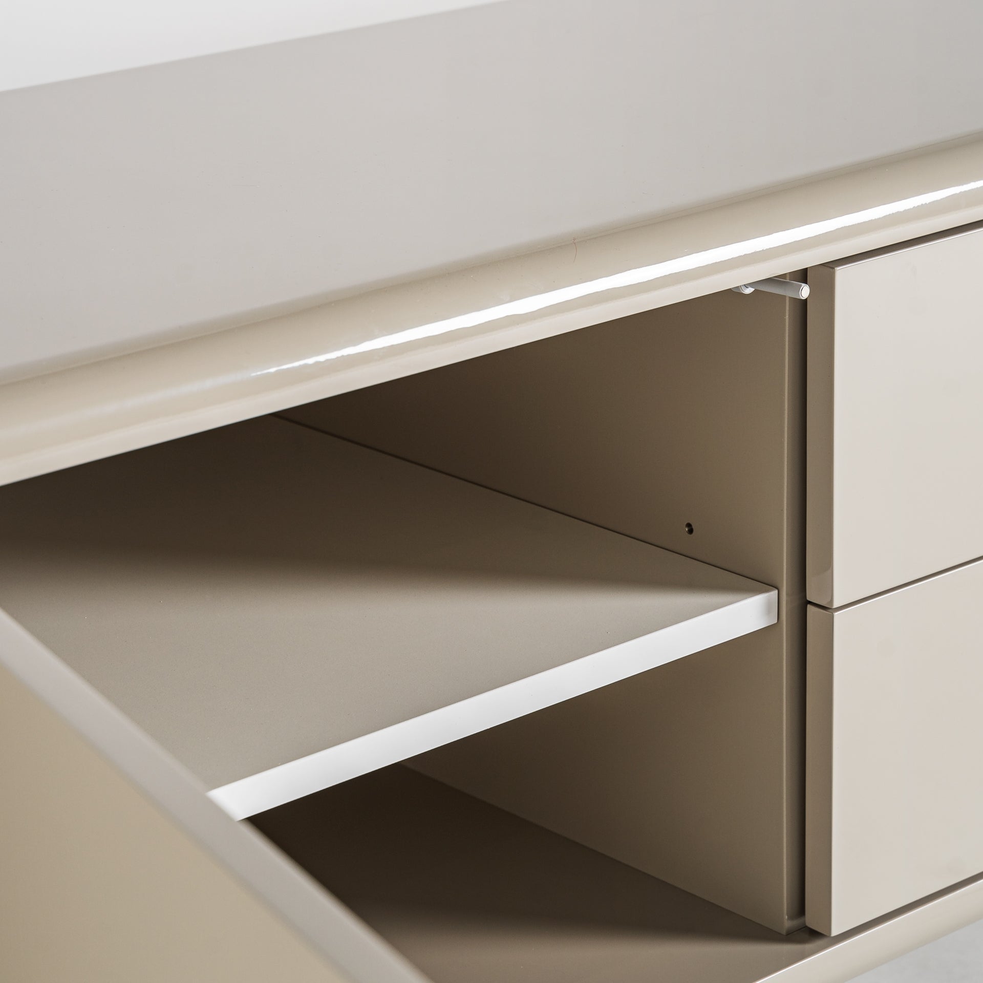 Szafka RTV ZORBIG złamany biały