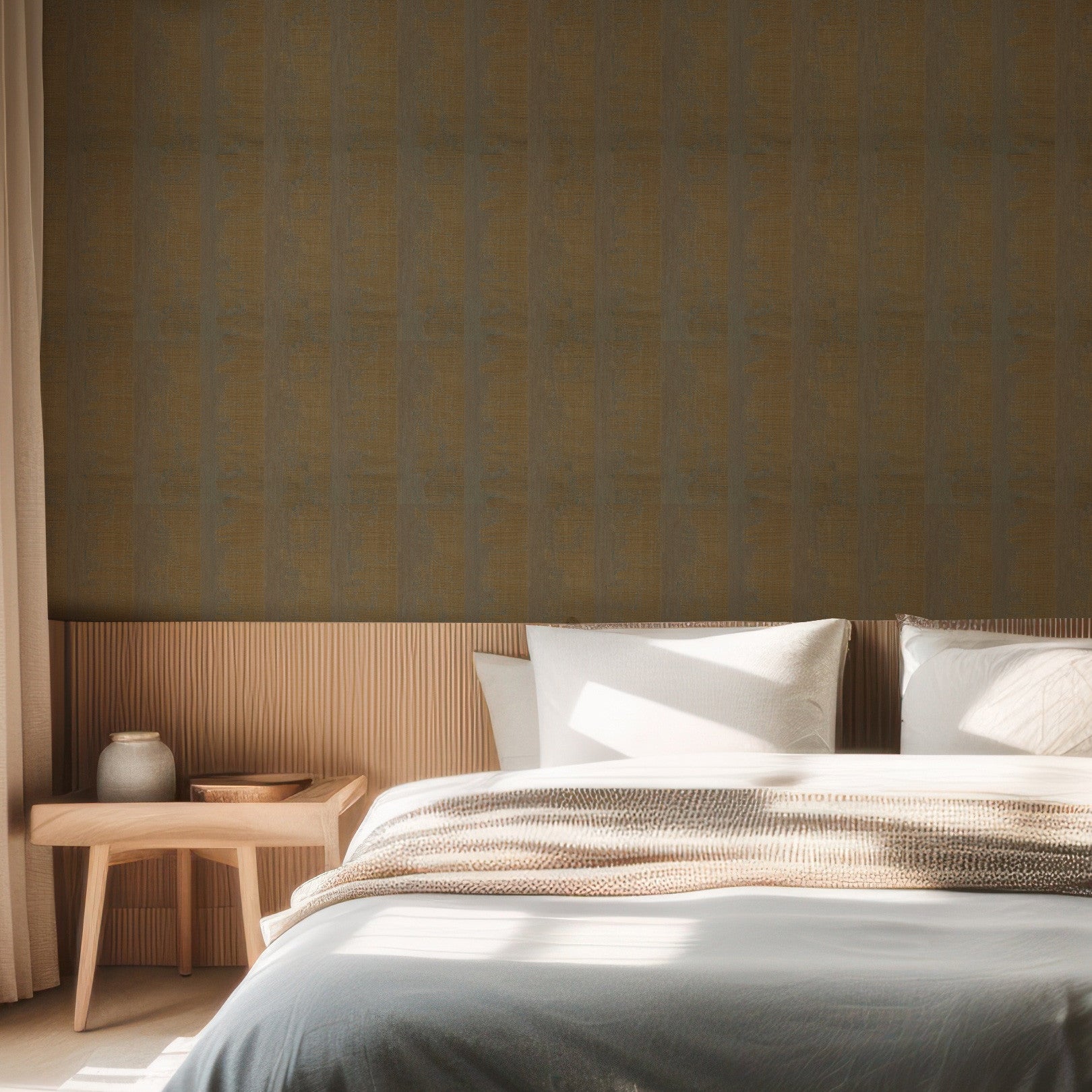Structural wallpaper with metallic reflections NÉRIKOMI - VERT DE GRIS/DORÉ gold with green