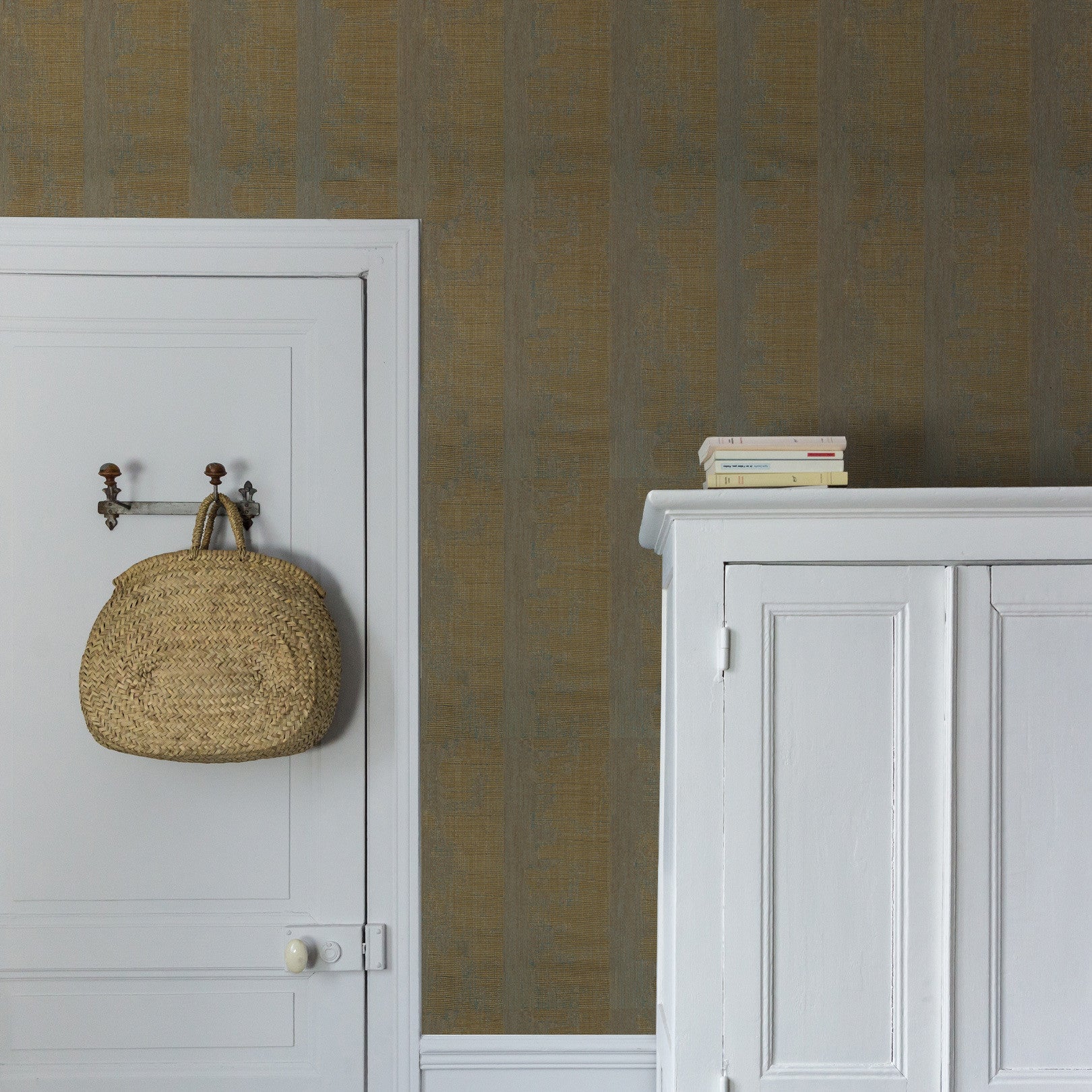 Structural wallpaper with metallic reflections NÉRIKOMI - VERT DE GRIS/DORÉ gold with green