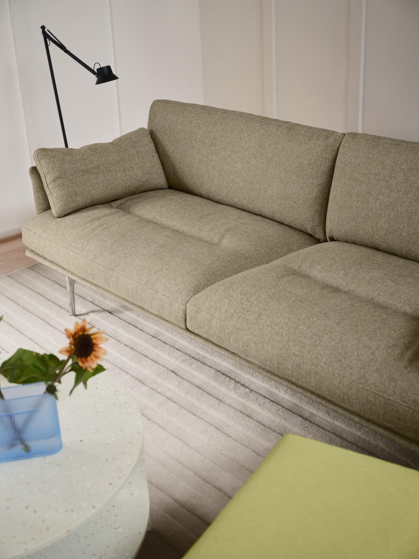 Couchtisch für den Außenbereich HALVES gebrochenes weißes Terrazzo